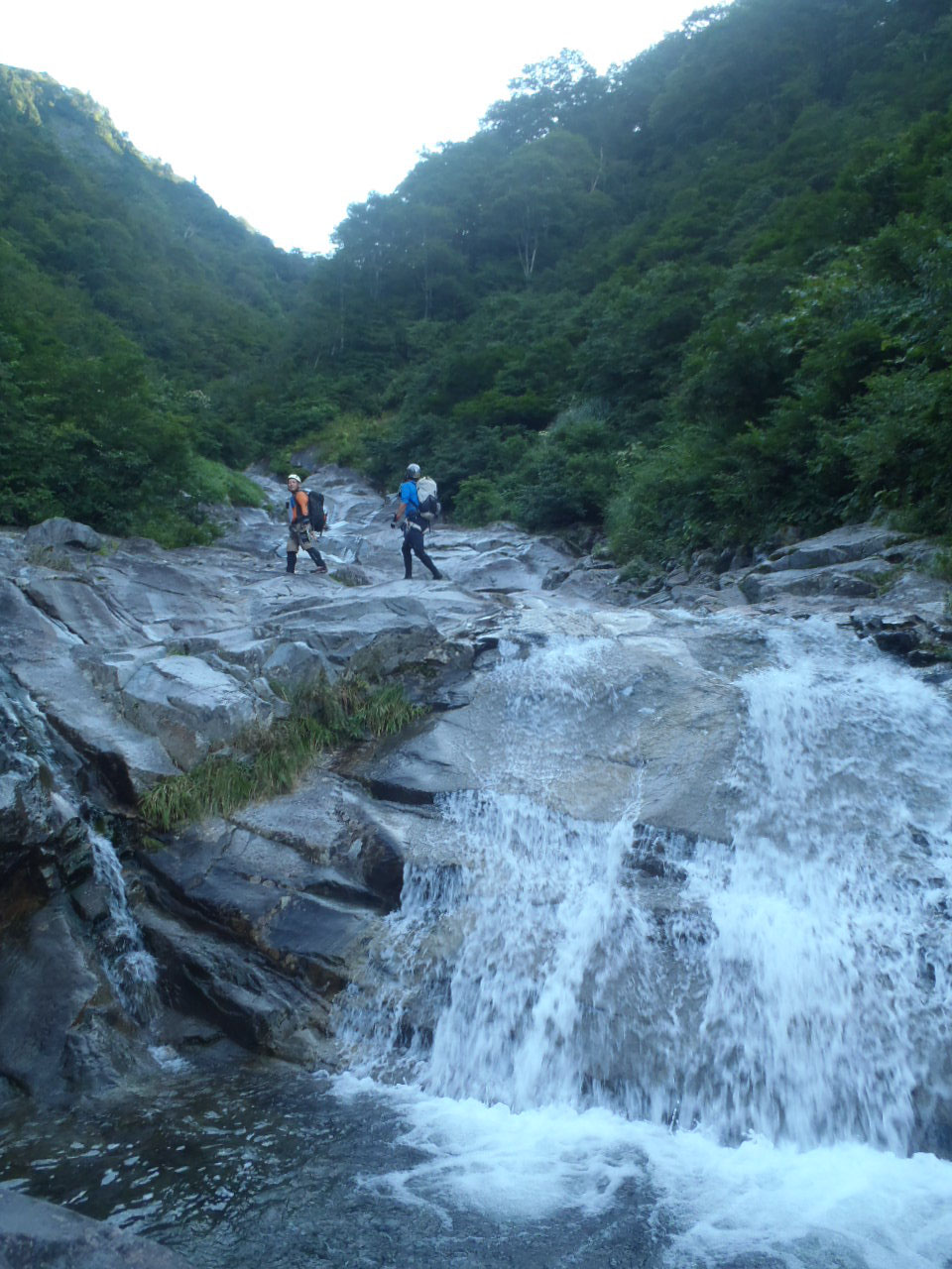 スラブ状多段50m枝沢出合手前の滑滝