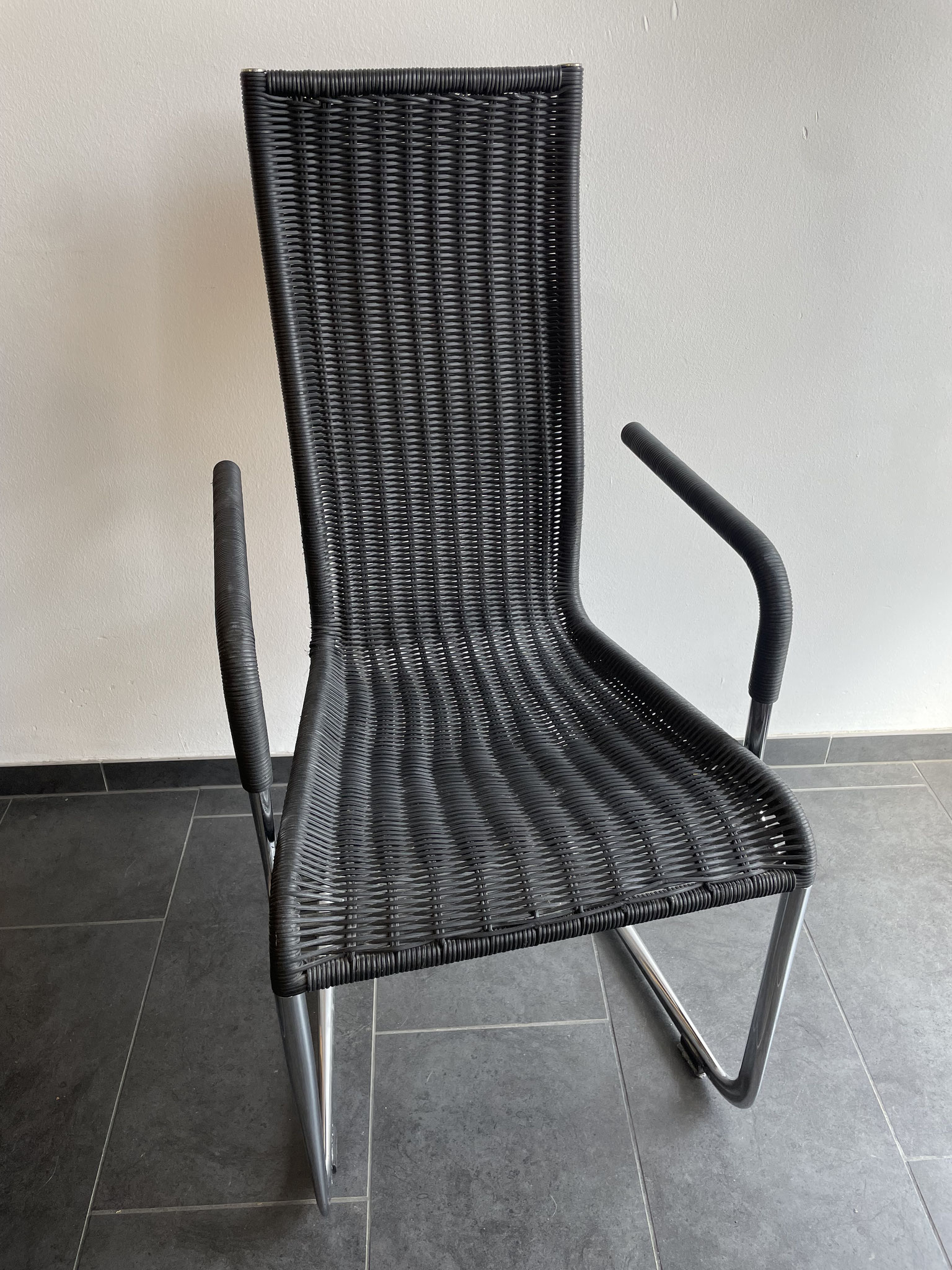 Metallstuhl geflochten