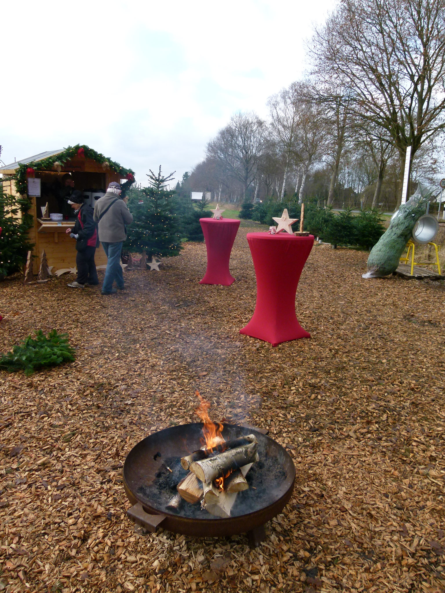 Lagerfeuer und Glühweinhütte.
