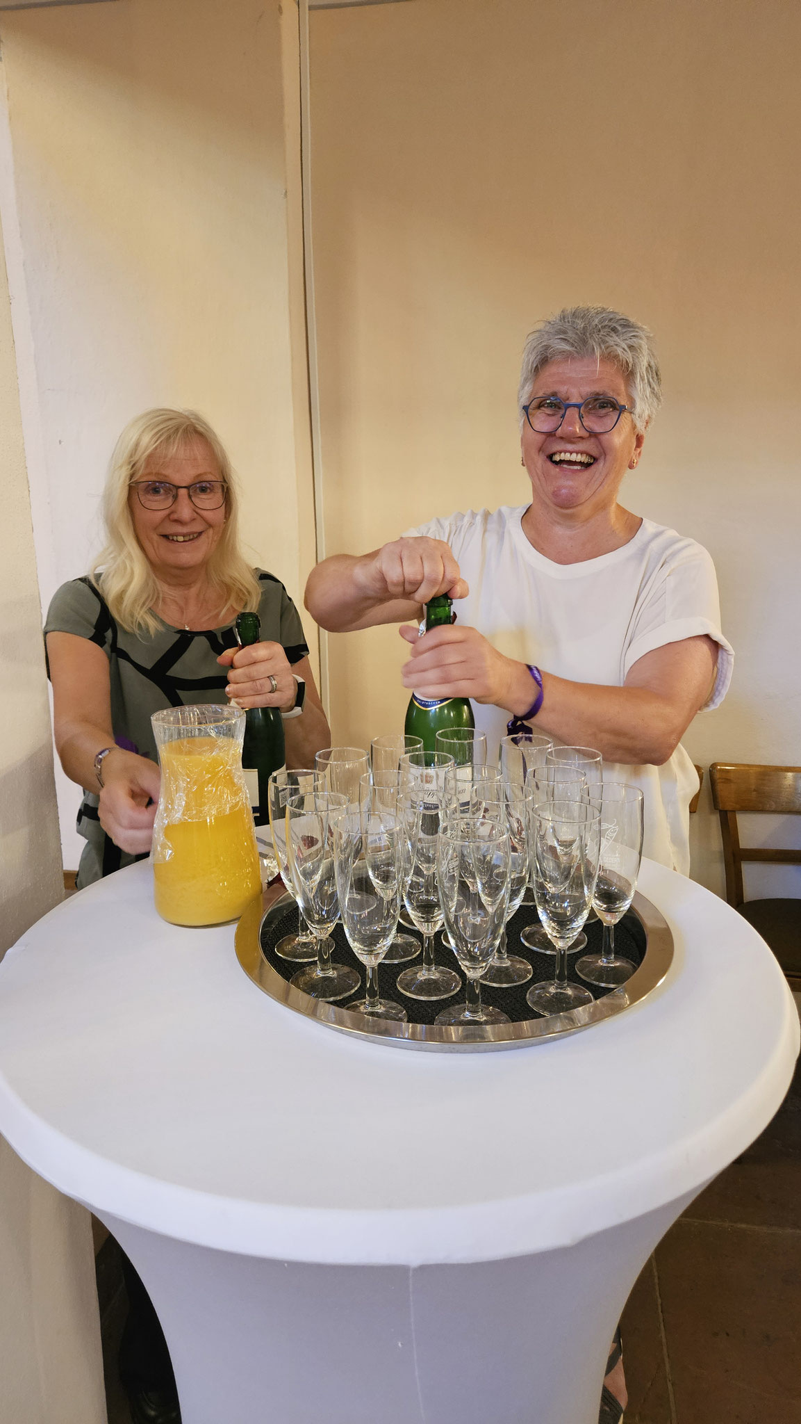 Nach dem Gottesdienst knallen die Sektkorken. Fotos: Judith Seipel