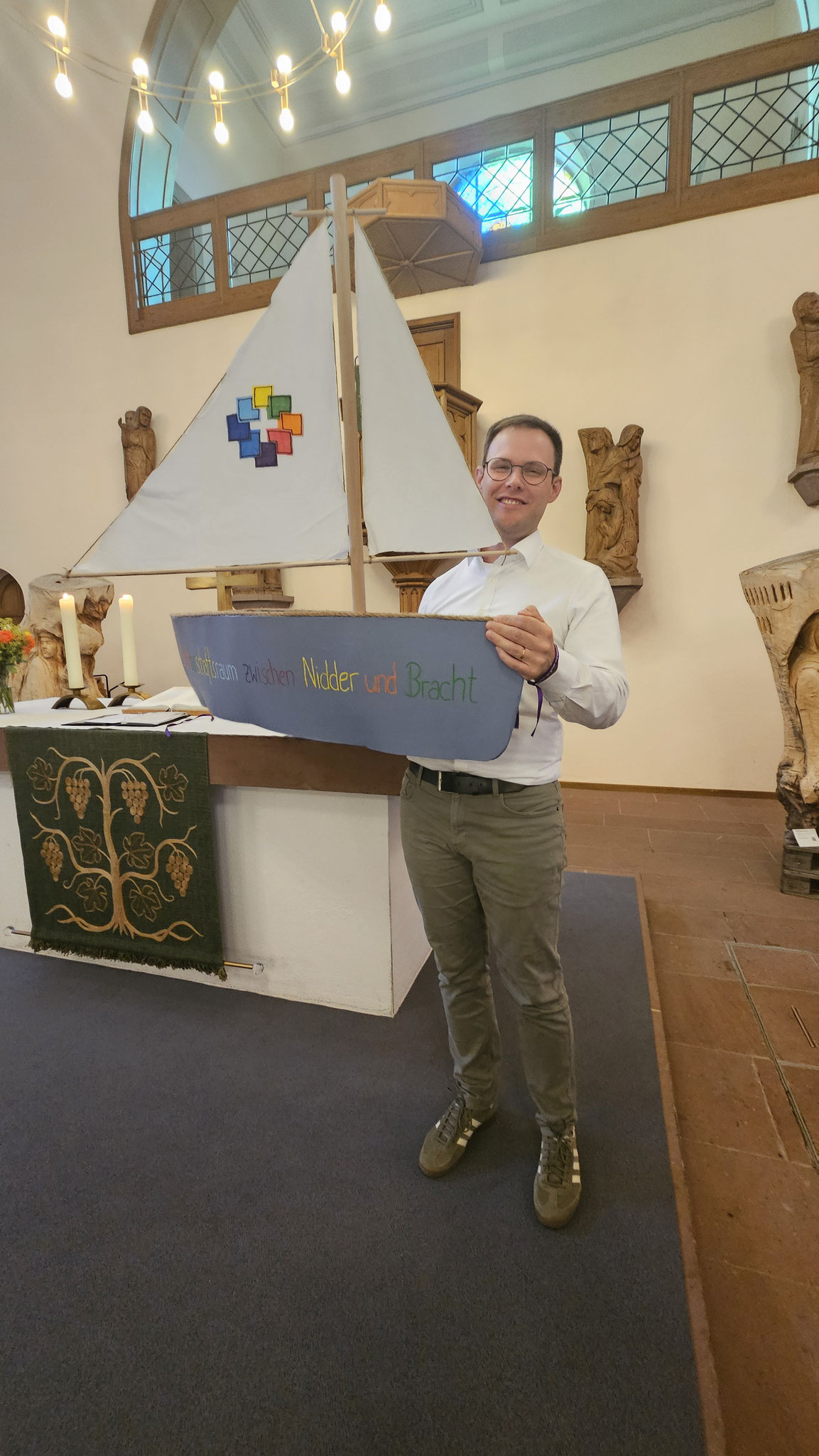 „Willkommen an Bord“ – Lektor Jan Röder hat als Symbol ein großes Schiff gebaut, dass die Evangelische Kirche zwischen Nidder und Bracht aus ihrer Reise begleiten wird.