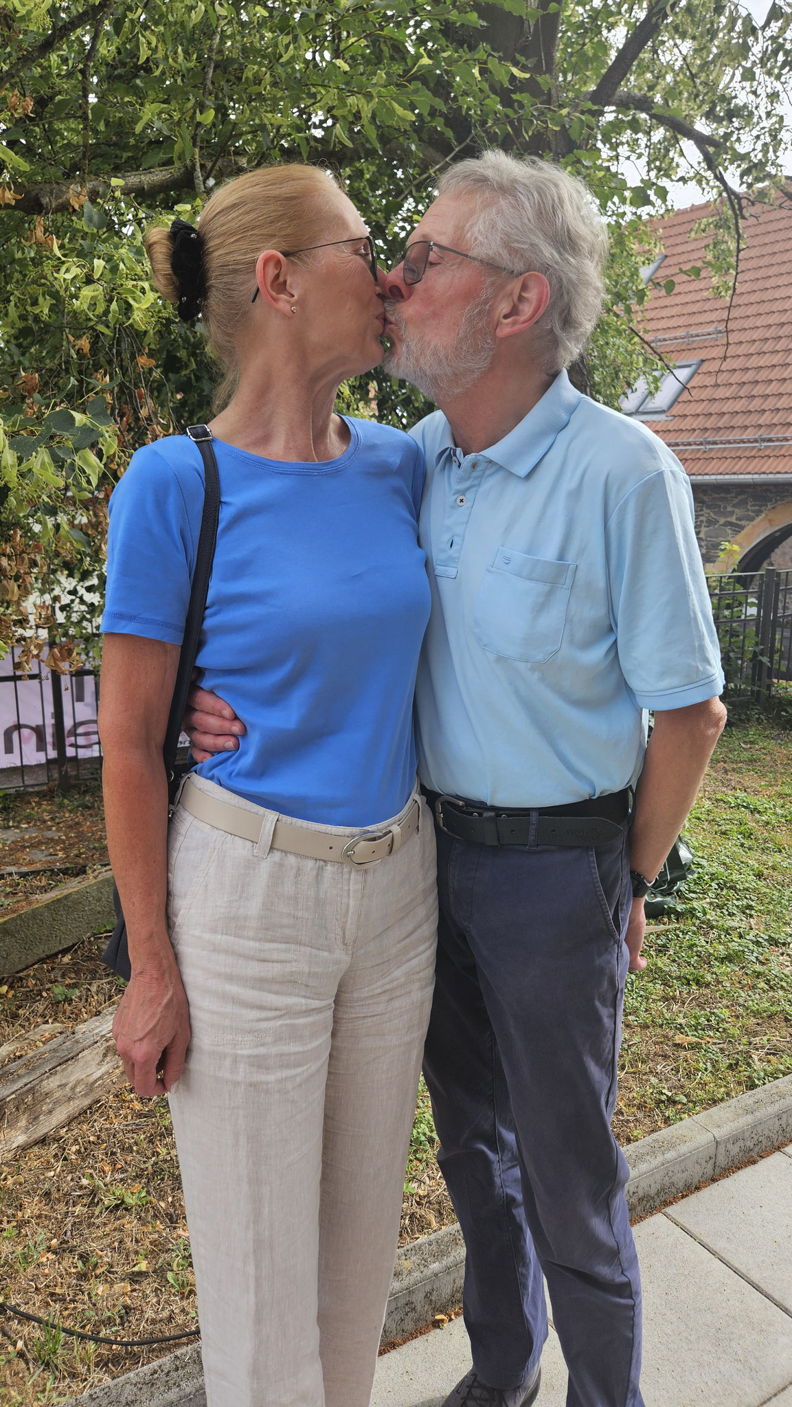 Zwischen zwei Tanzturnieren kommt dieses Paar am 40. Hochzeitstag nach Dauernheim, um sich segnen zu lassen.