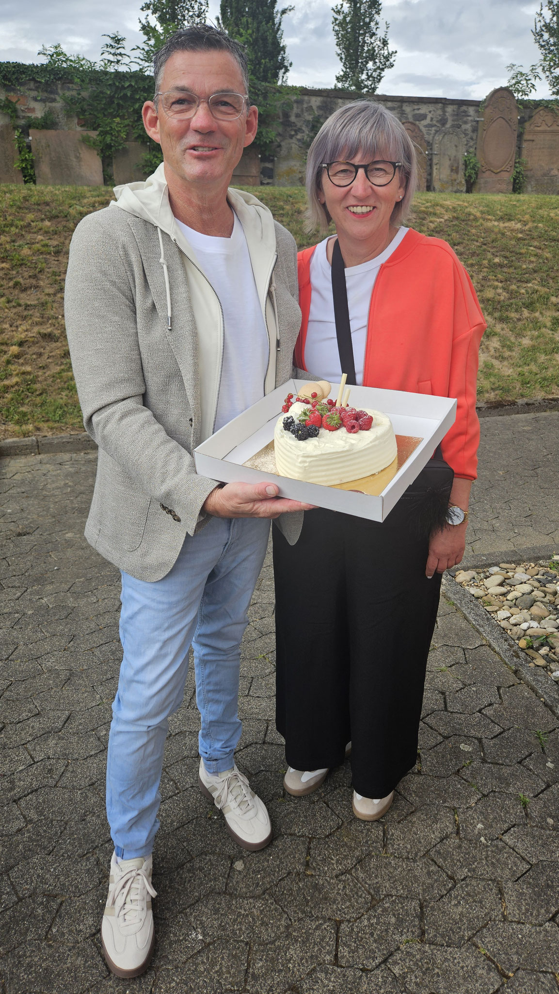 Regina und Carsten Wagner haben die Torten gebacken und dekoriert – und beschließen schließlich, sich ebenfalls segnen zu lassen.assen.