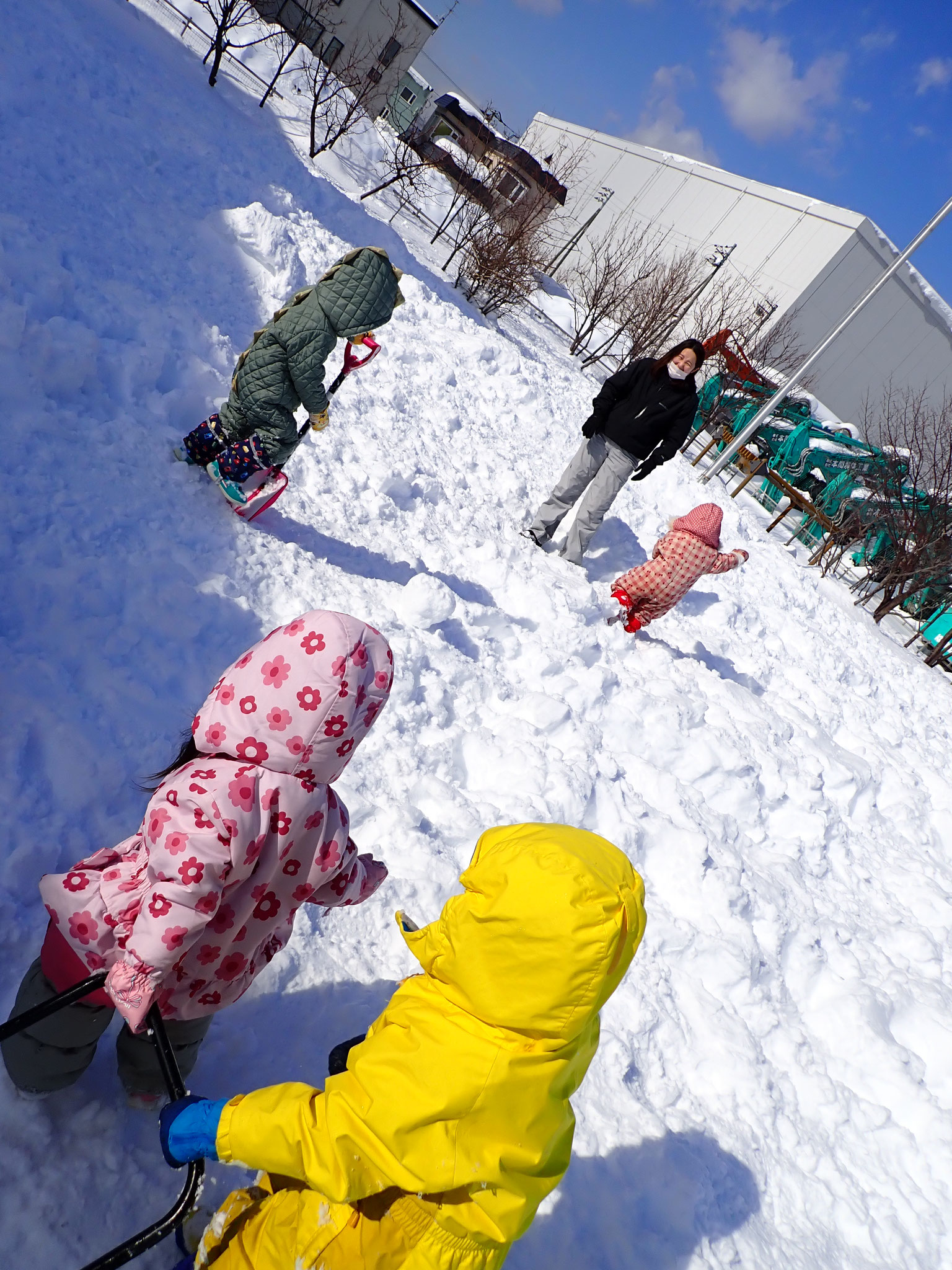 「どんなに険しい雪道も、みんな一緒ならへっちゃらさ！」