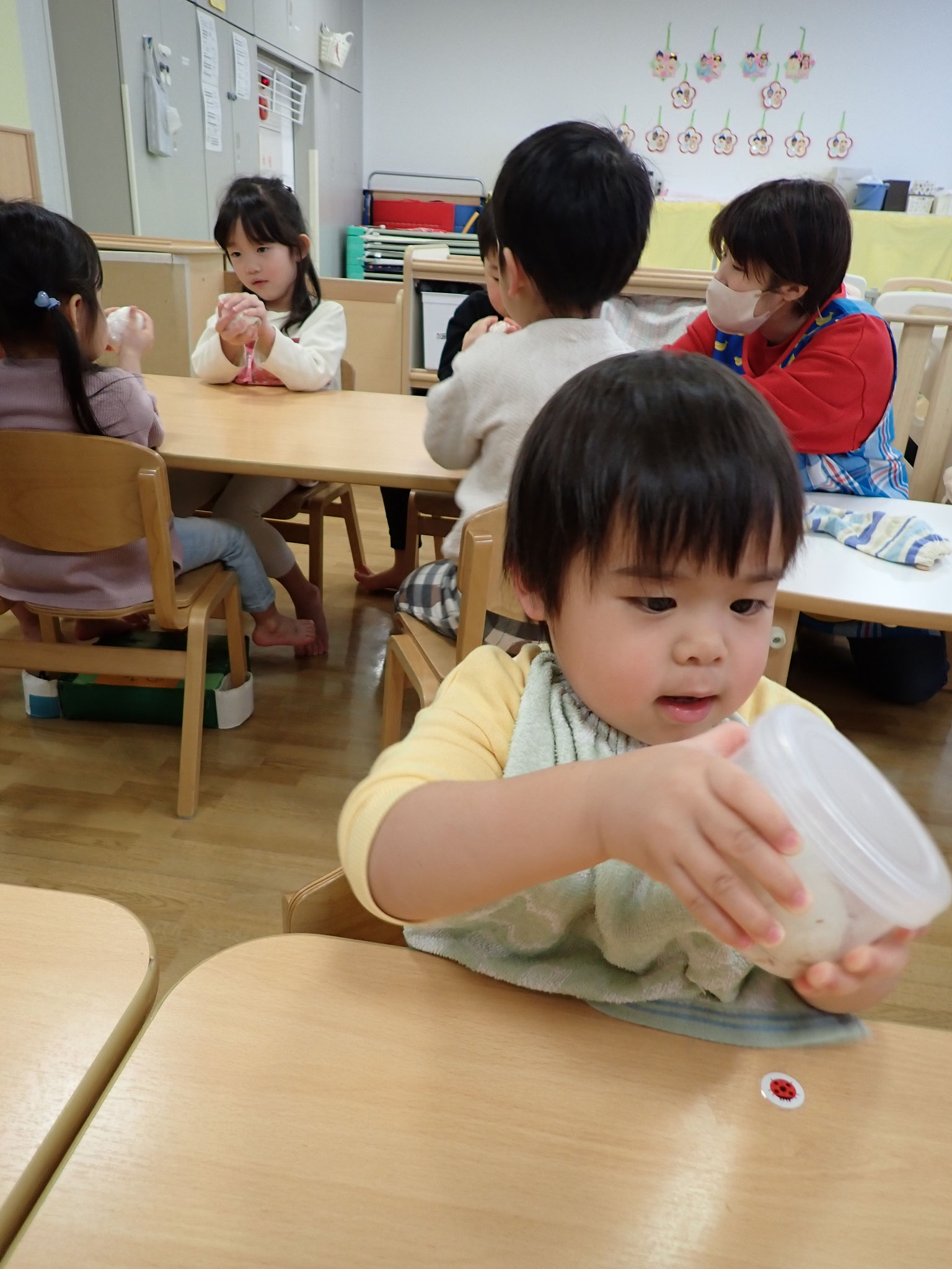 食育おにぎり作り①「おにぎり、まあるくなるかな～？」