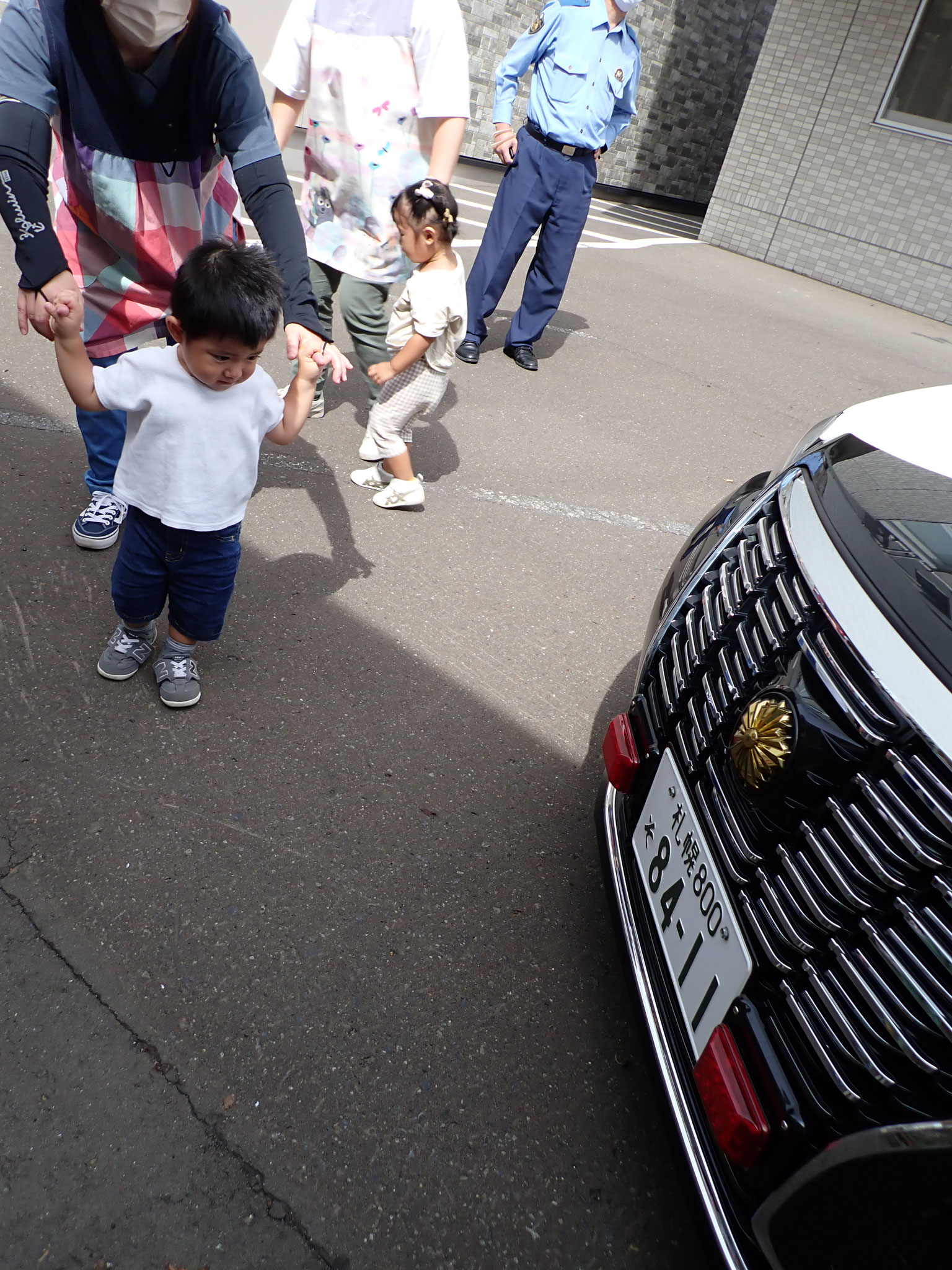 近くで見るパトカー、かっこいいー！！(避難訓練)