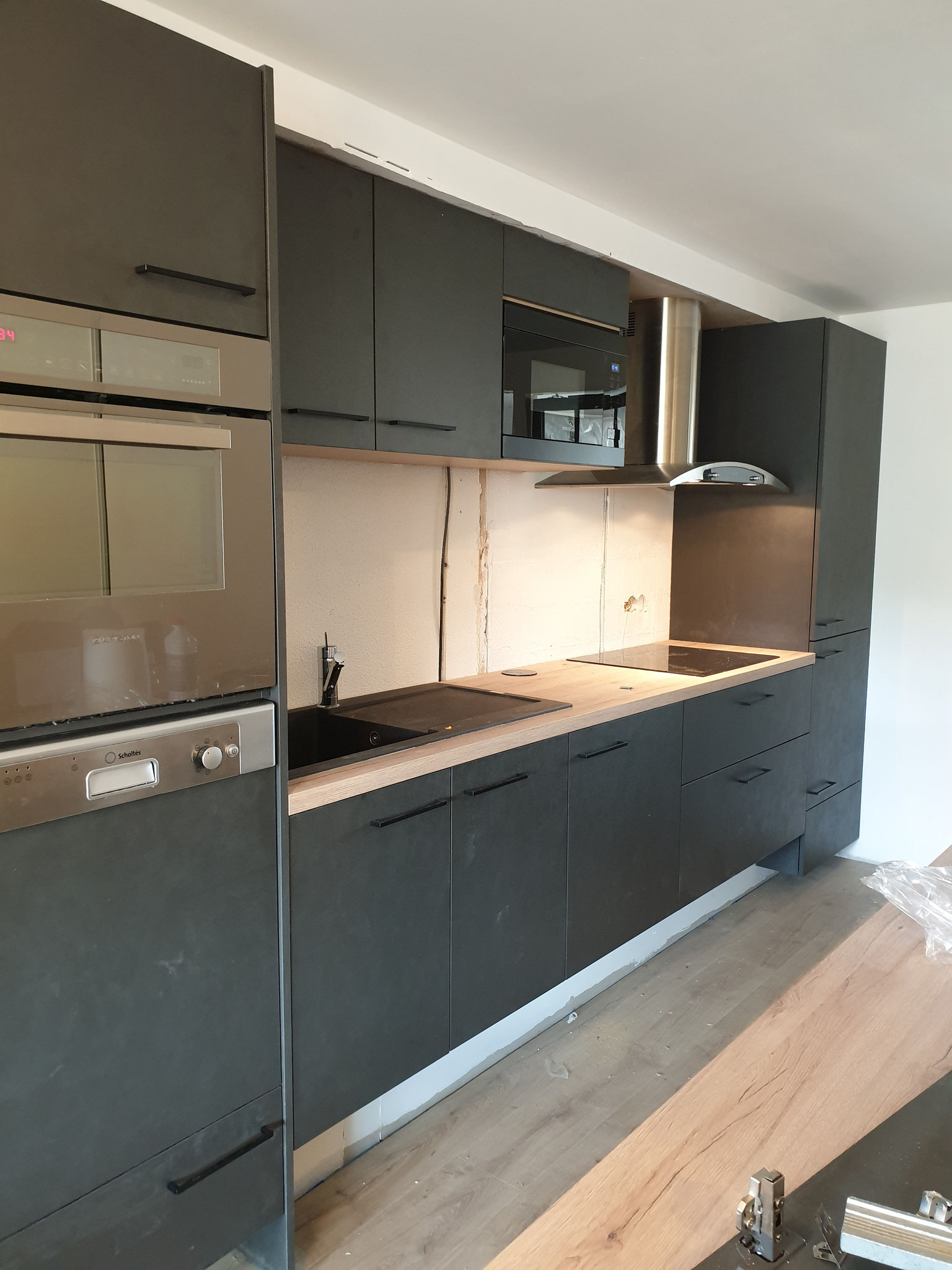 cuisine anthracite et bois avec contraintes de canalisation refonte complète d'un appartement Toulouse minimes par cuisine design Toulouse