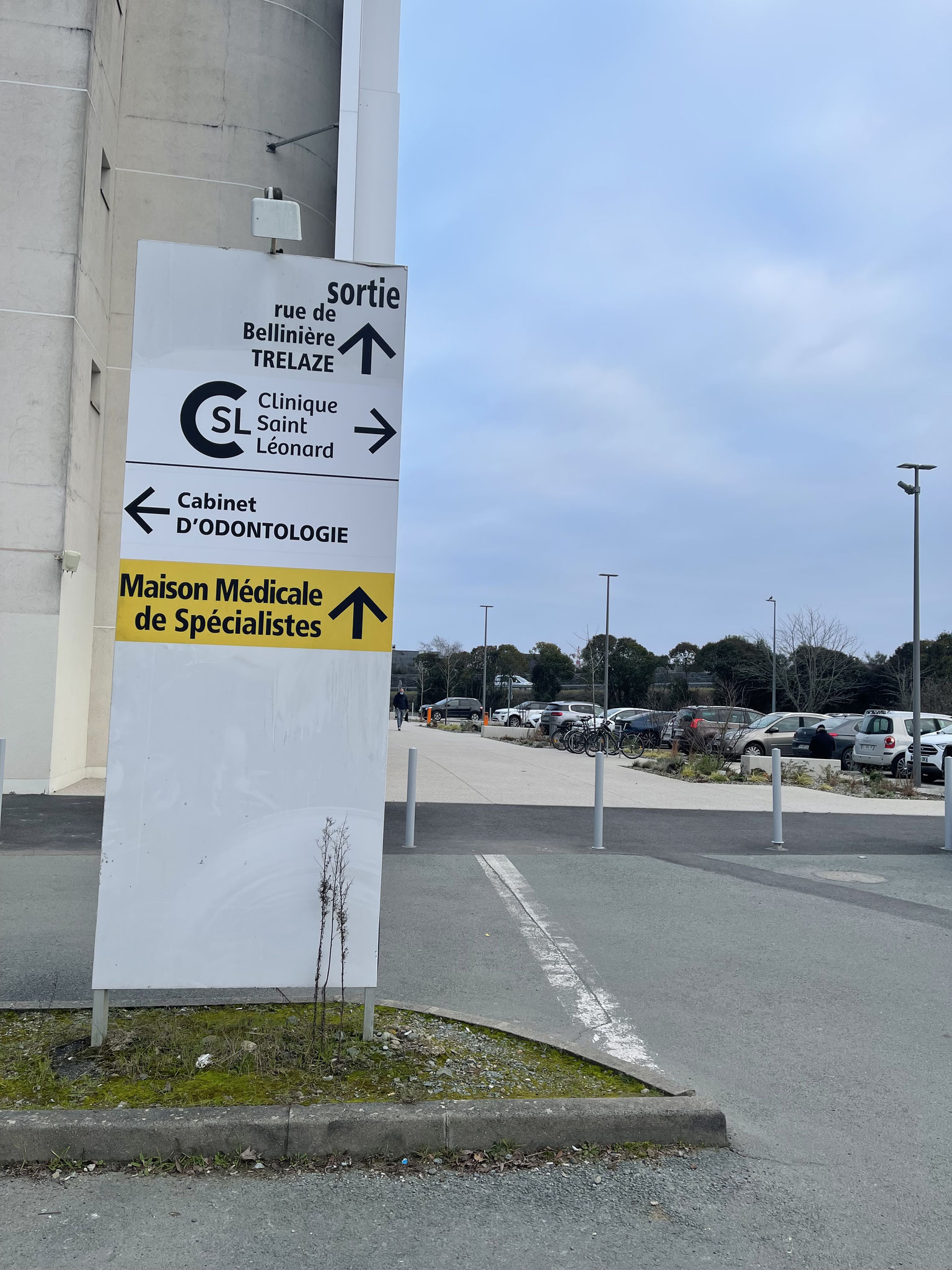 Suivre les indications sur les totems situés sur les parkings de la Clinique 