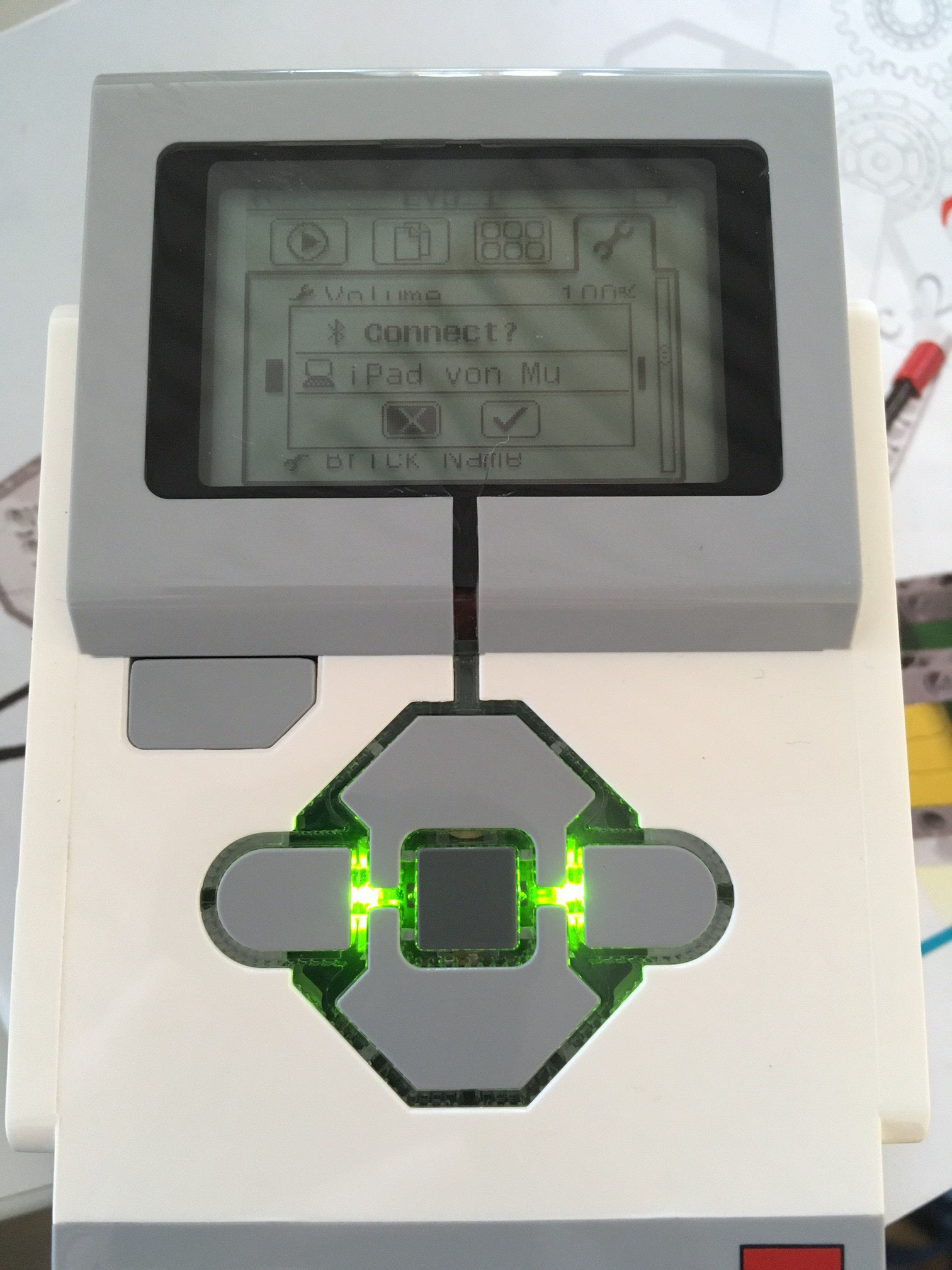Auf dem Legostein muss die Verbindung bestätigt werden.