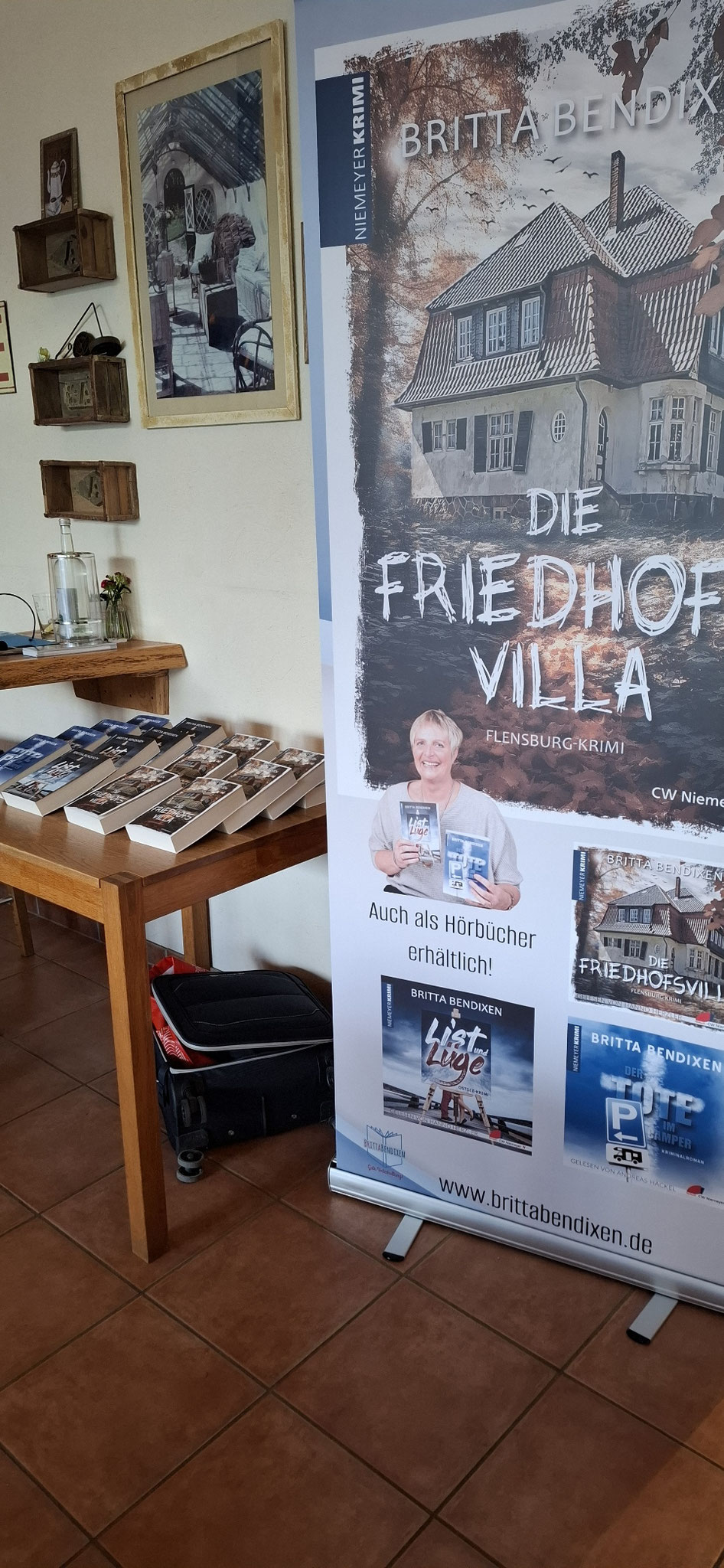 Der Büchertisch leerte sich nach der Lesung erfreulich schnell!