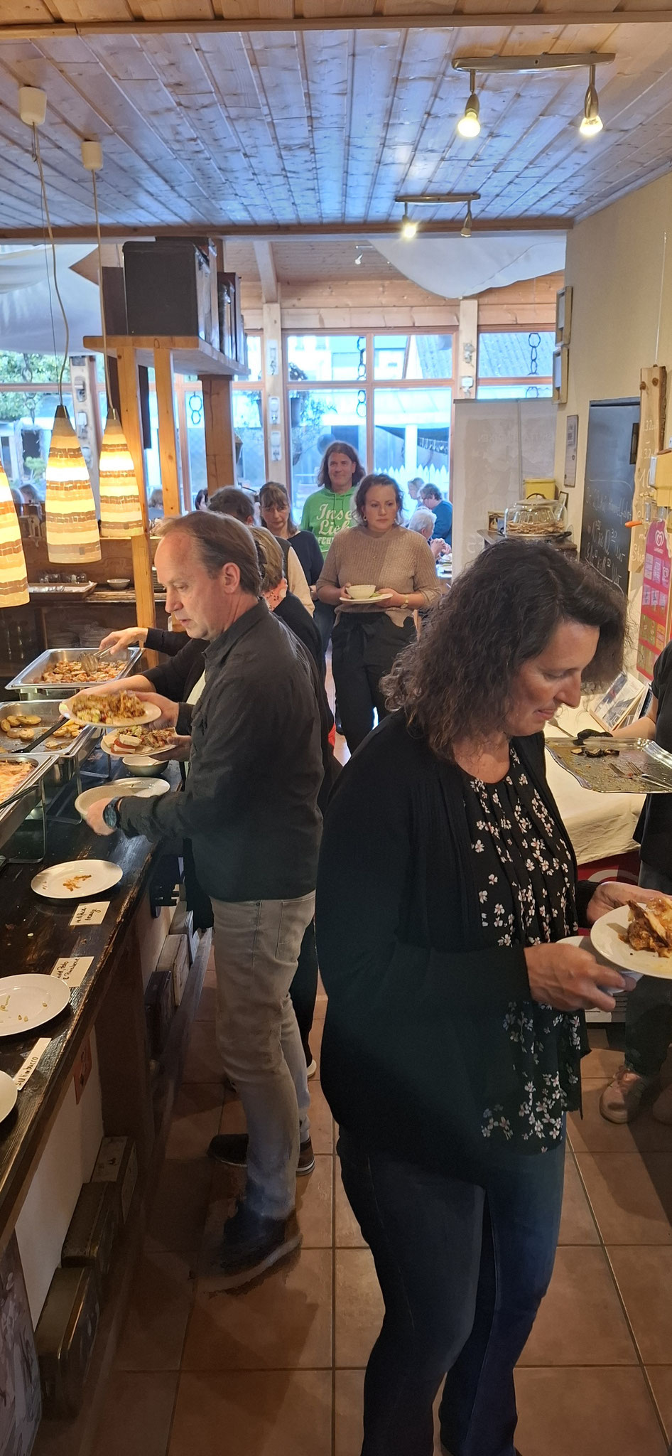Vor dem Essen war Schlange stehen angesagt. Das förderte den Appetit noch mehr!