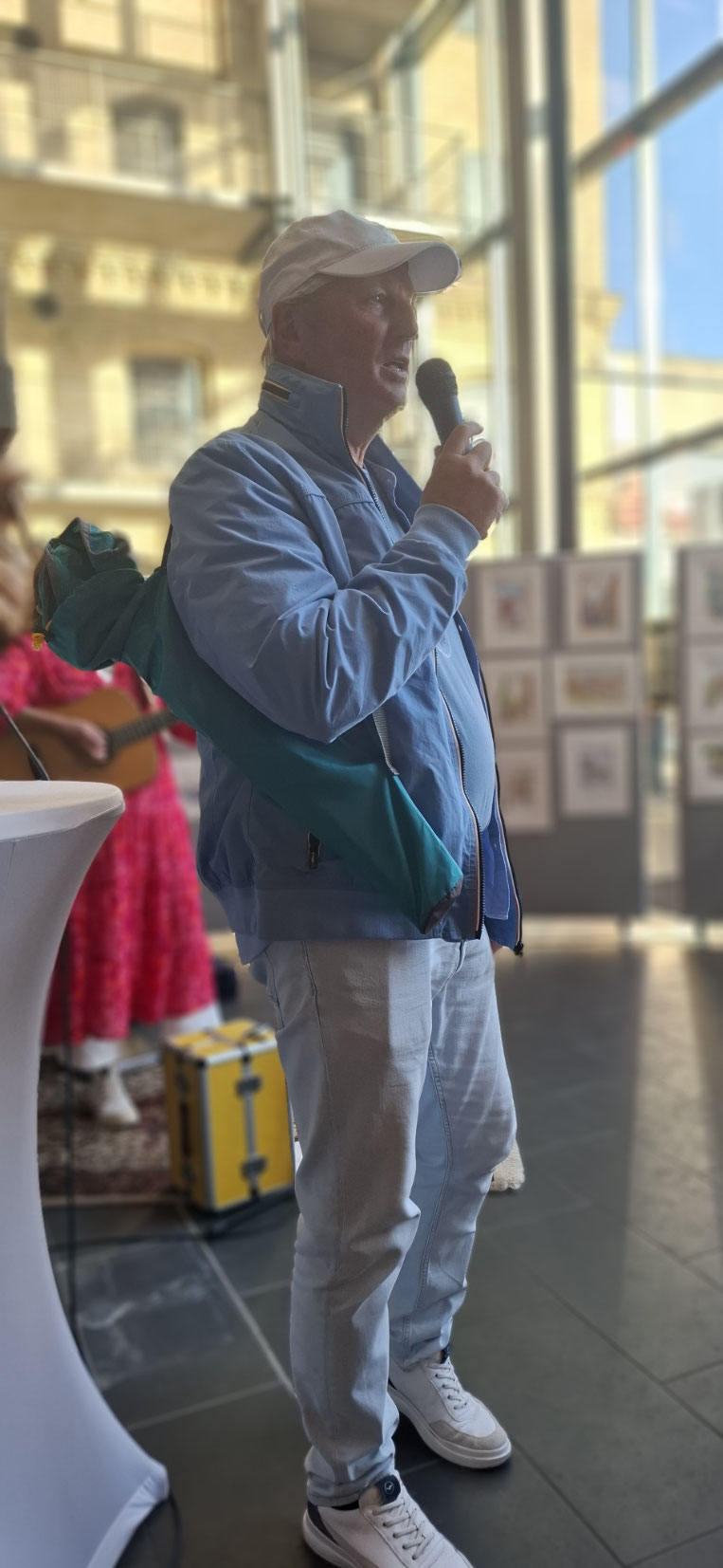 Als Tourist ausgestattet moderiert Ulli das Event an.