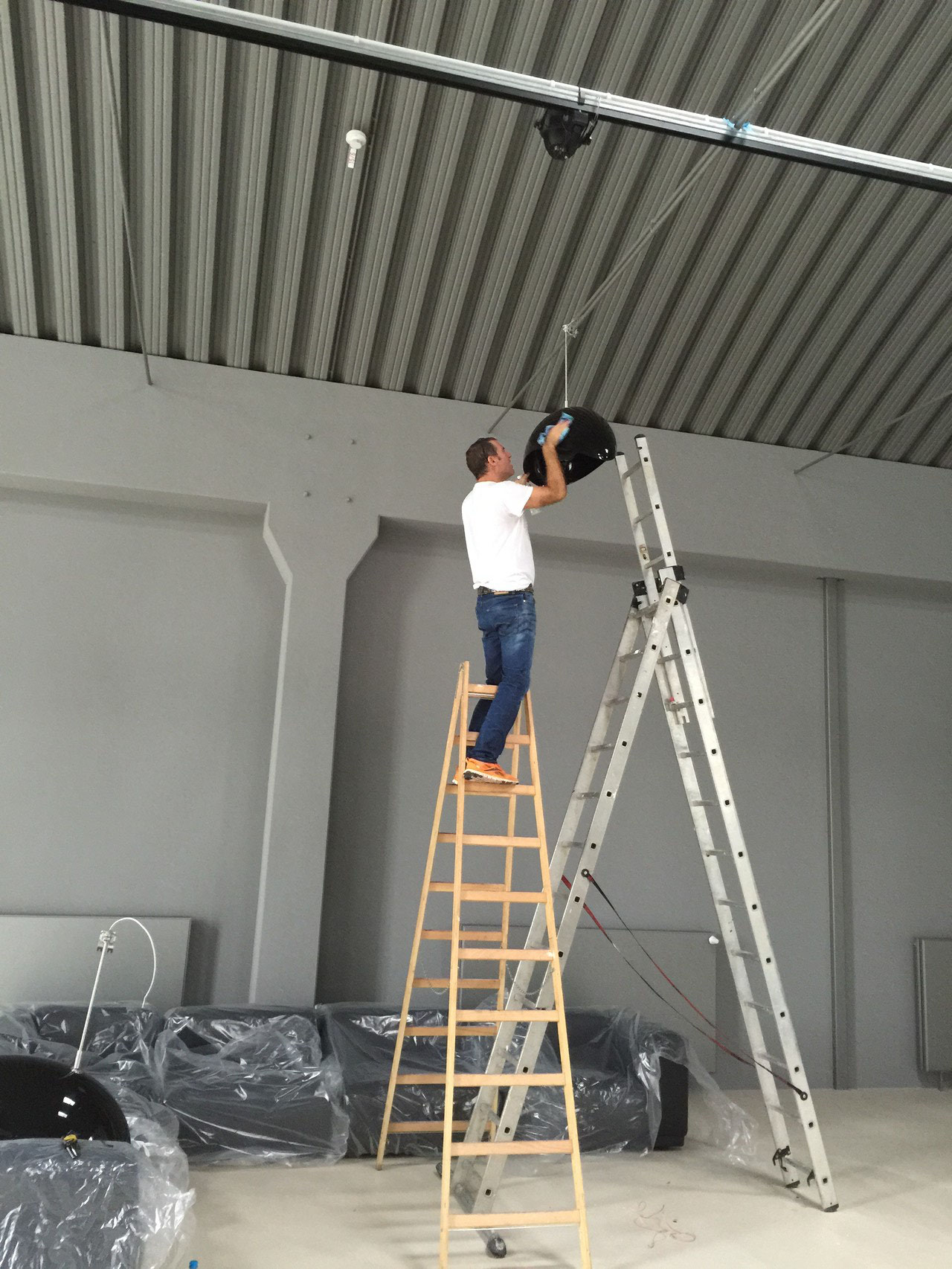 der Chef bei der Montage von Architettura Sonora "BIG HELMET" in der Eventhalle
