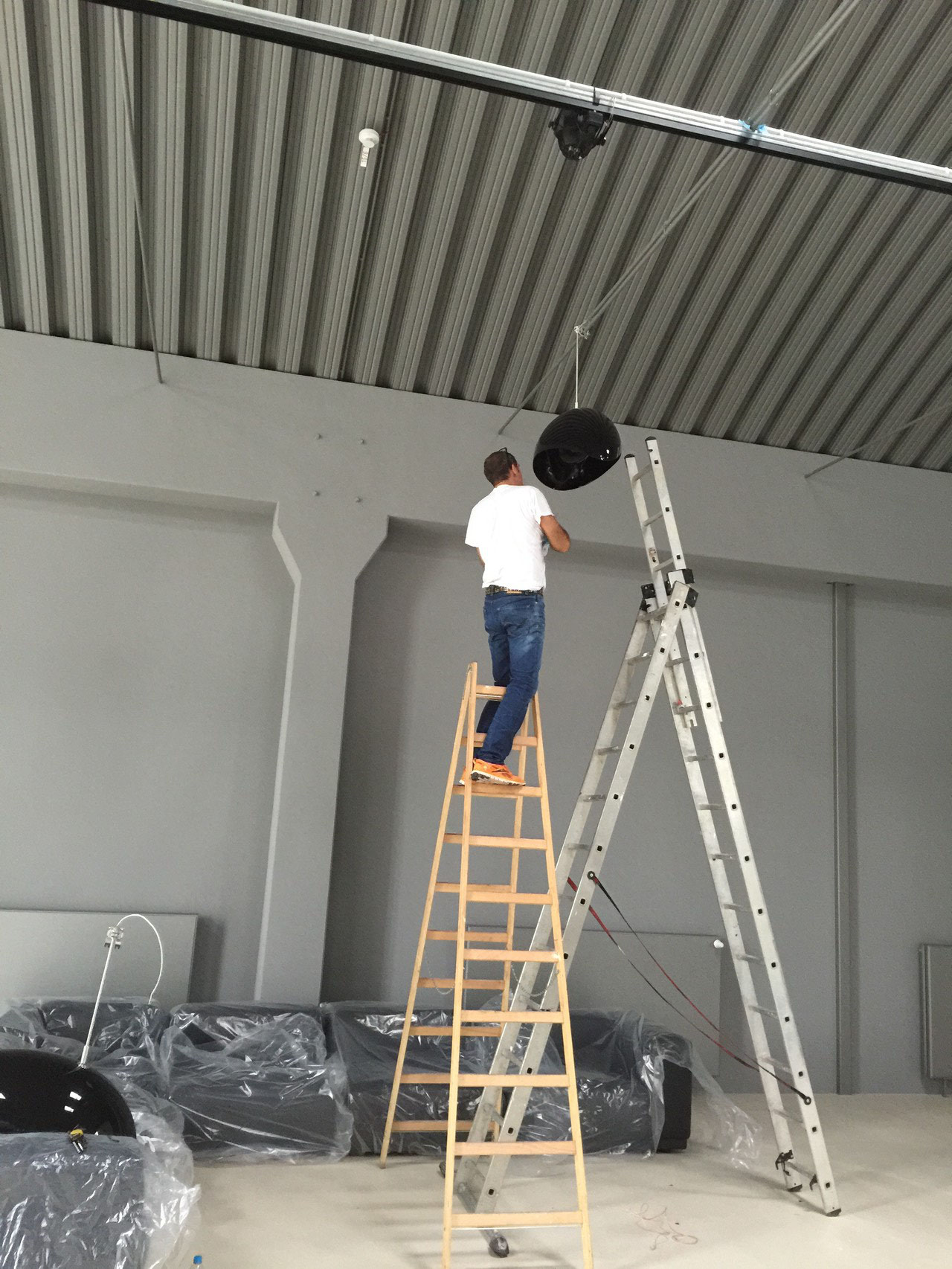 der Chef bei der Montage von Architettura Sonora "BIG HELMET" in der Eventhalle