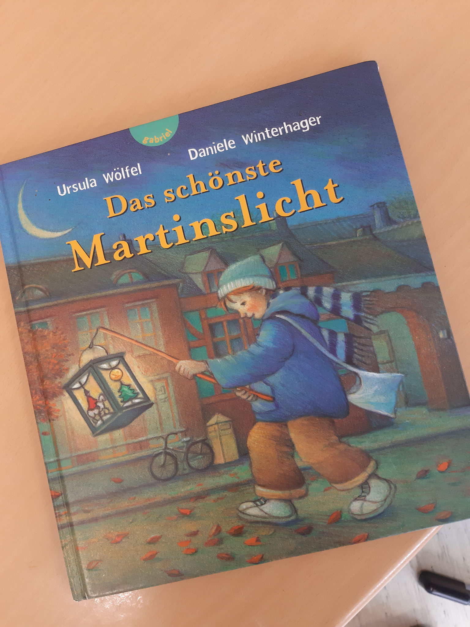 Wir haben das Bilderbuch " Das schönste Martinslicht" von Ursula Wölfel vorgelesen bekommen.