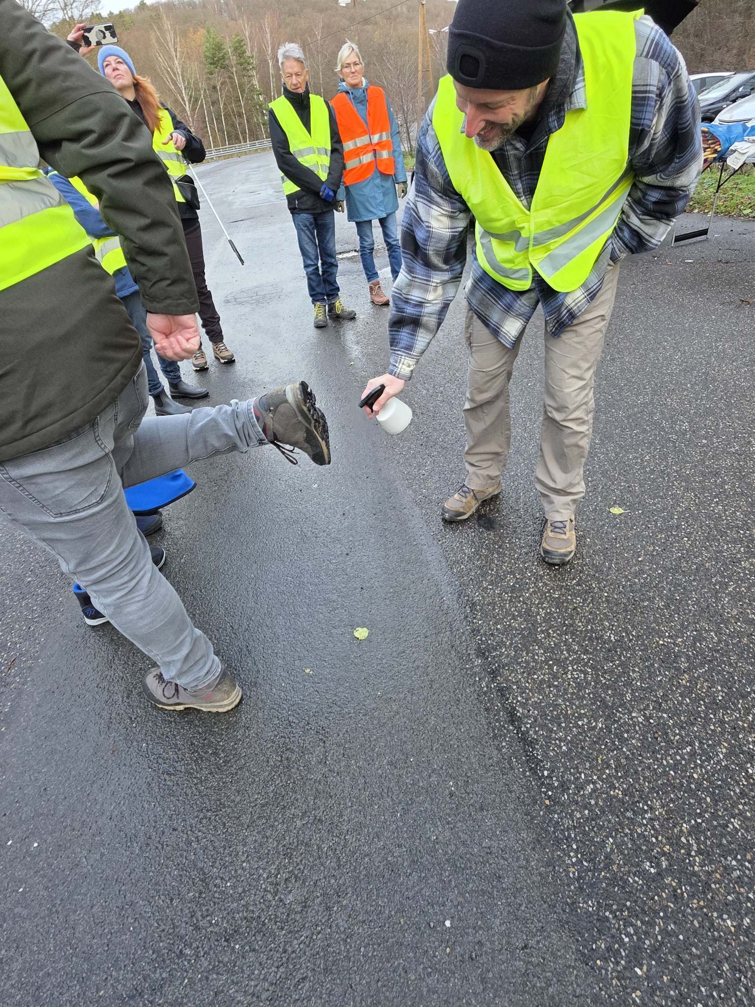 Dr. Marco Mora aus dem Vorstand des NABU Euskirchen sorgt für die Desinfektion der Schuhe aller Teilnehmer