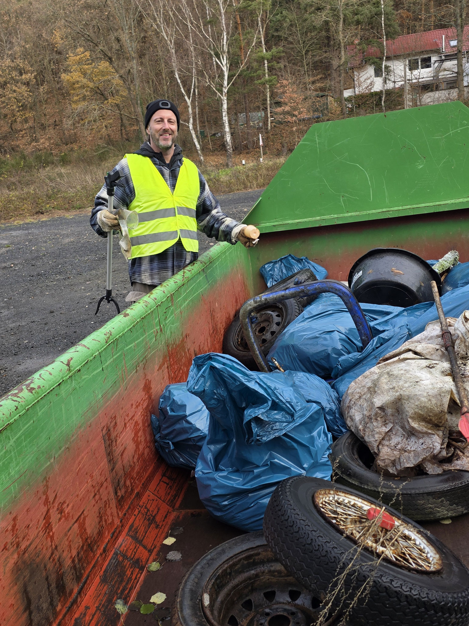 Der gesammelte Müll wurde fachgerecht in dem vom Bauhof der Stadt Mechernich zur Verfügung gestellten Container entsorgt
