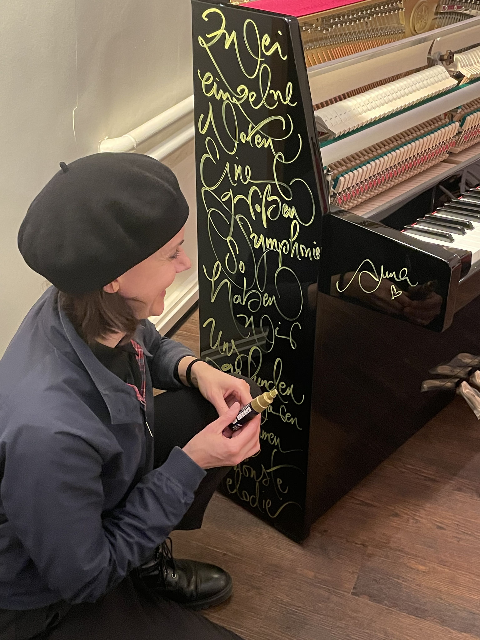 Anna Depenbusch beim Signieren ihrer Zeilen