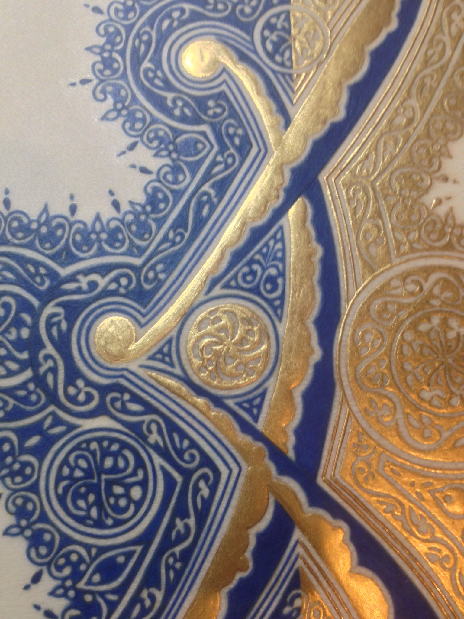 Caractère nüshu "Femme" en filigrane d'or et lapis lazuli
