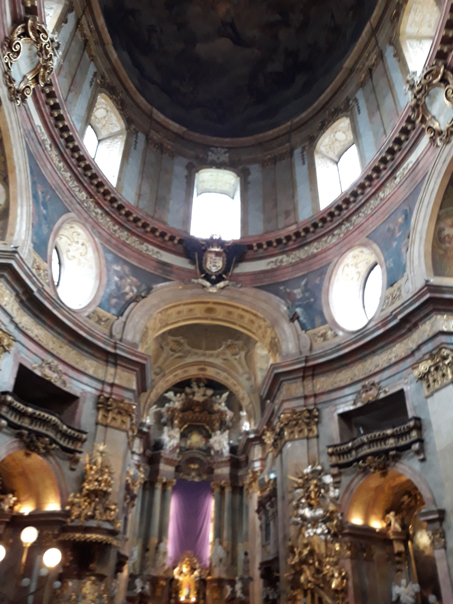 Peterskirche Vienna con la stemma dell'imperatore Leopoldo I 