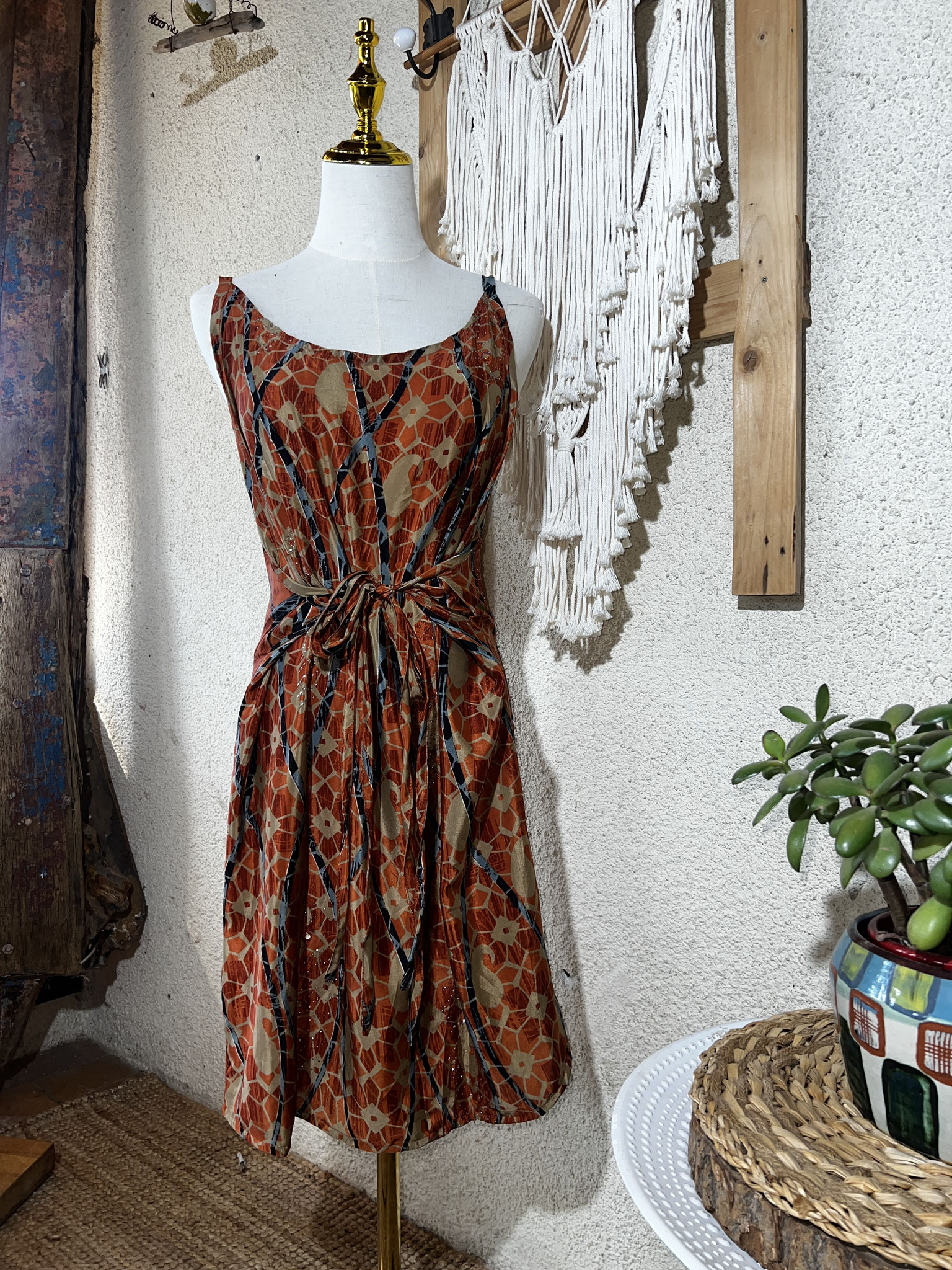 Robe sur mannequin (vue de face, détails)