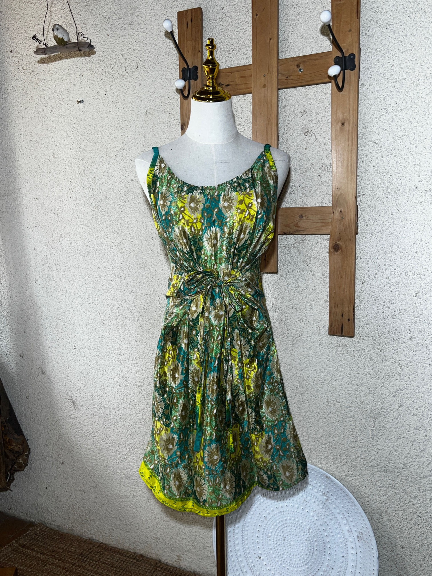 Robe courte en soie Sari vert et jaune pétillant – Vue complète de face avec ceinture nouée à l’avant