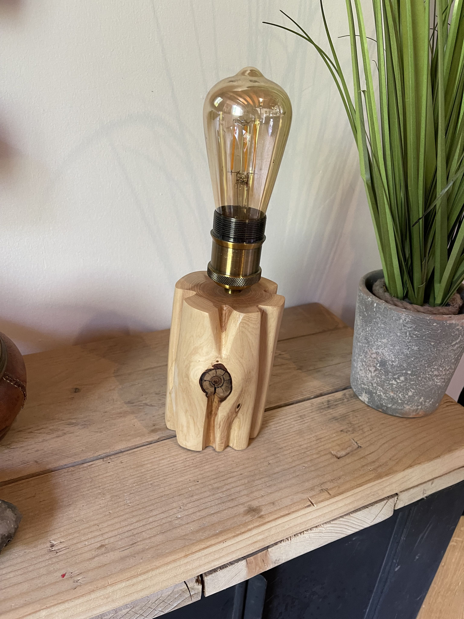 Lampe artisanale en bois de cade