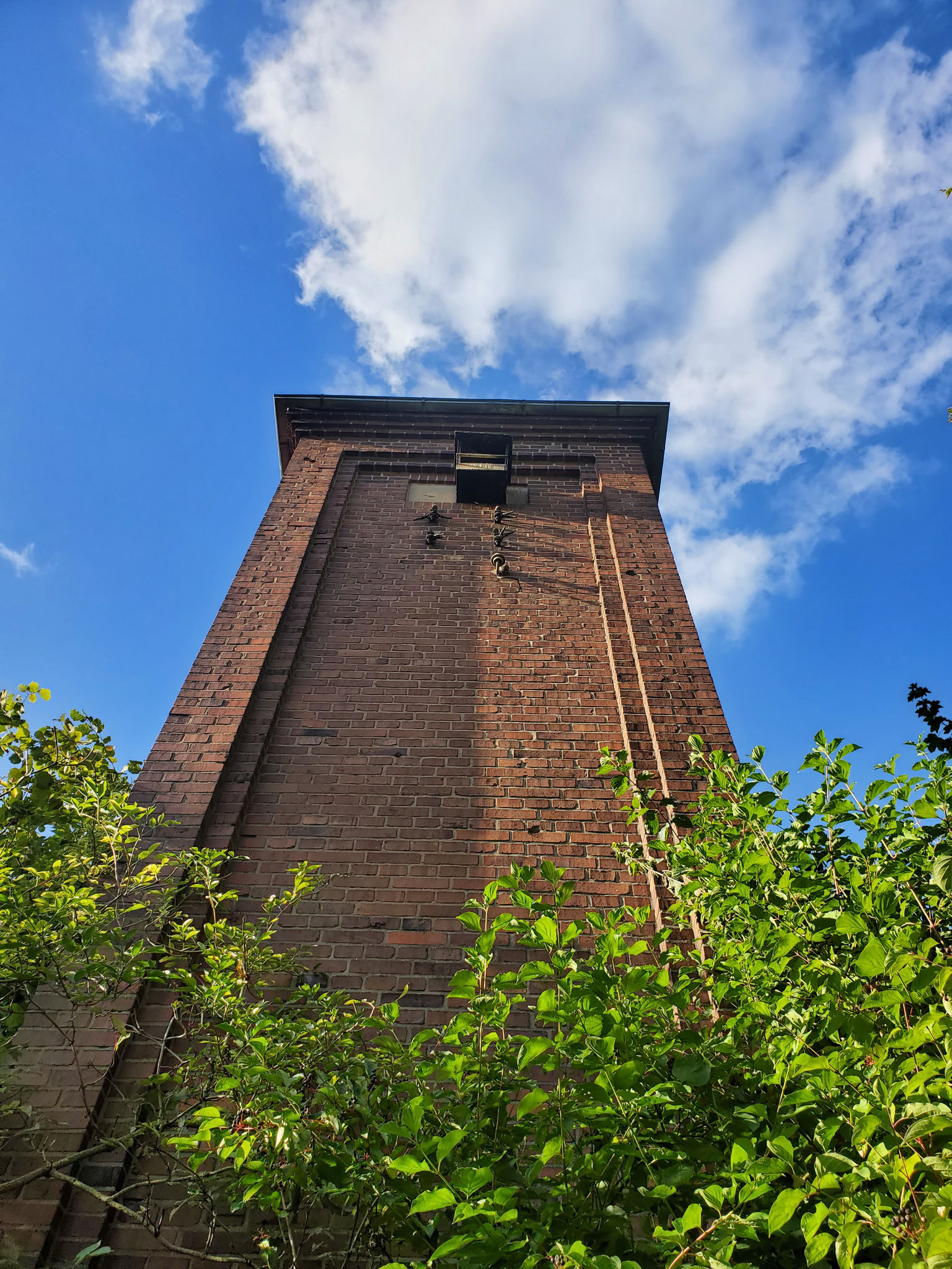Turmfalken-Nistkasten an der Südfassade (Foto: J. Auras)