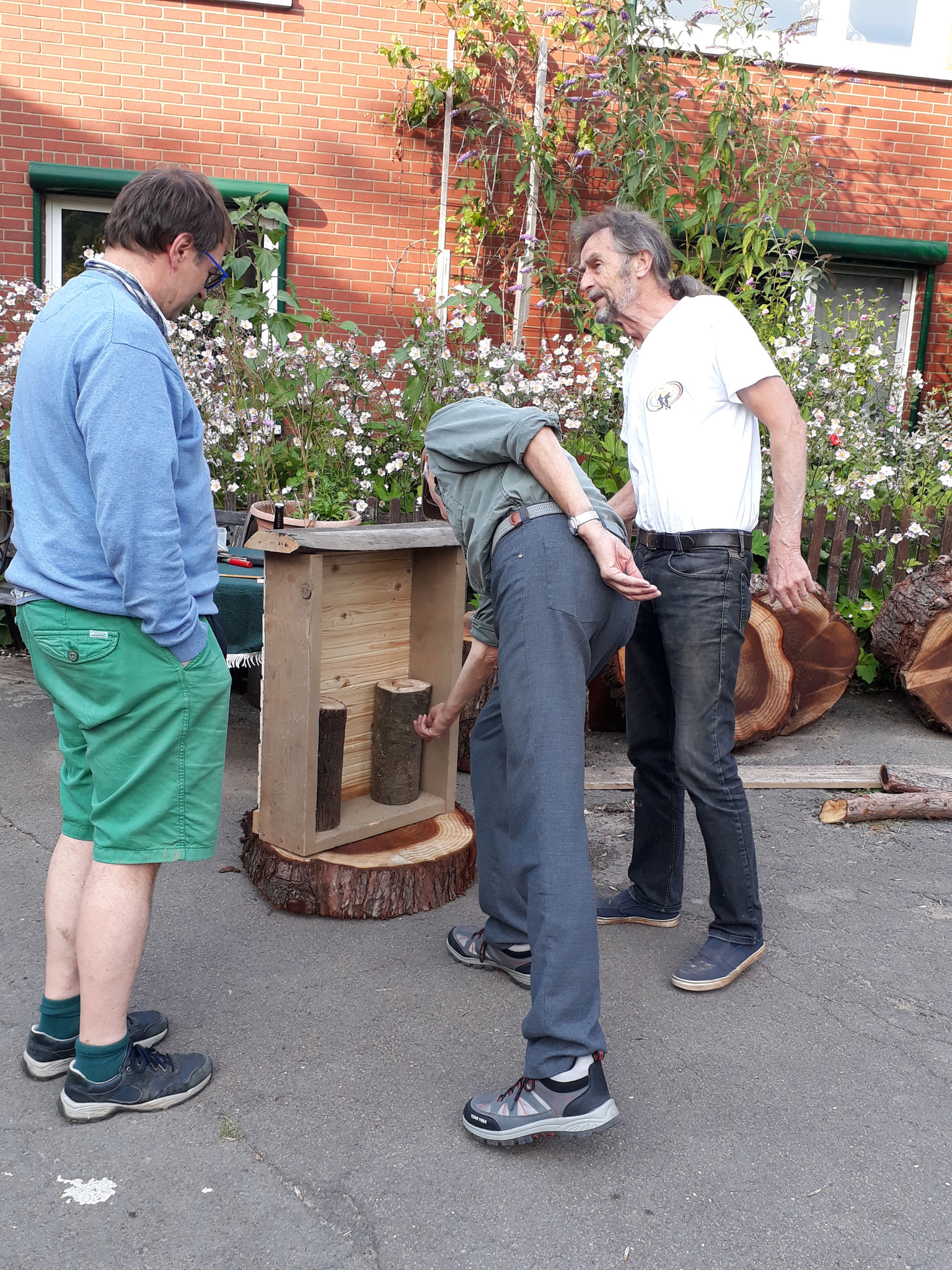 Bau eines Wildbienen-Hotels (Foto: J. Auras)