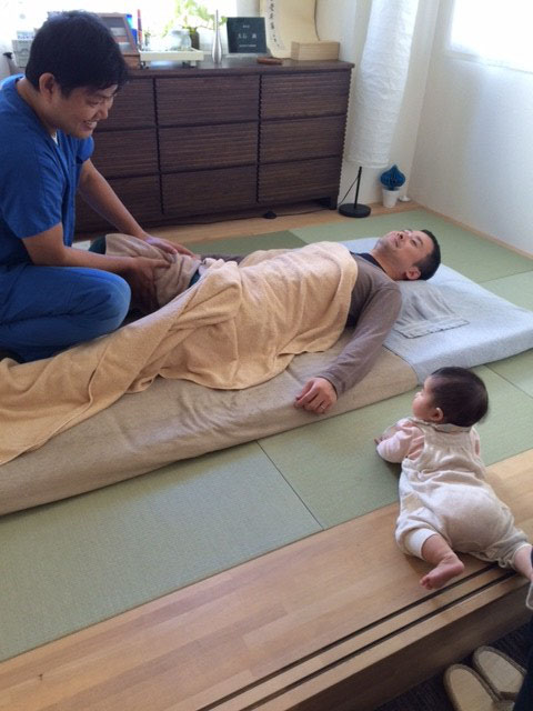 パパを見守るベビーちゃん