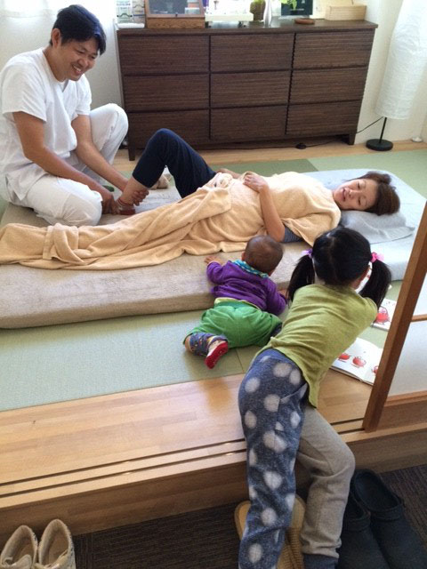 ママを見守る子供たち