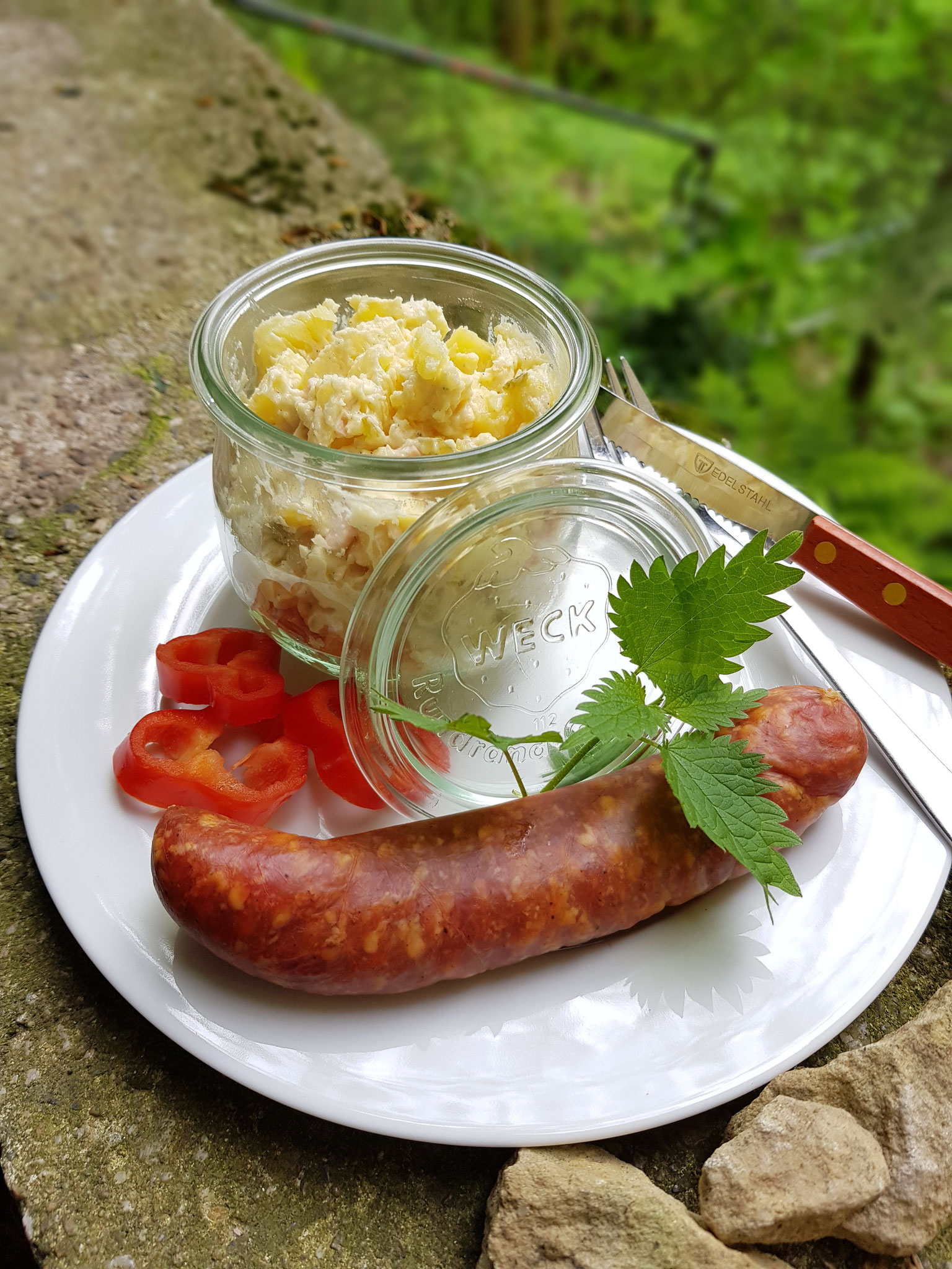 Frischer Schweineknacker mit hausgemachtem Kartoffelsalat