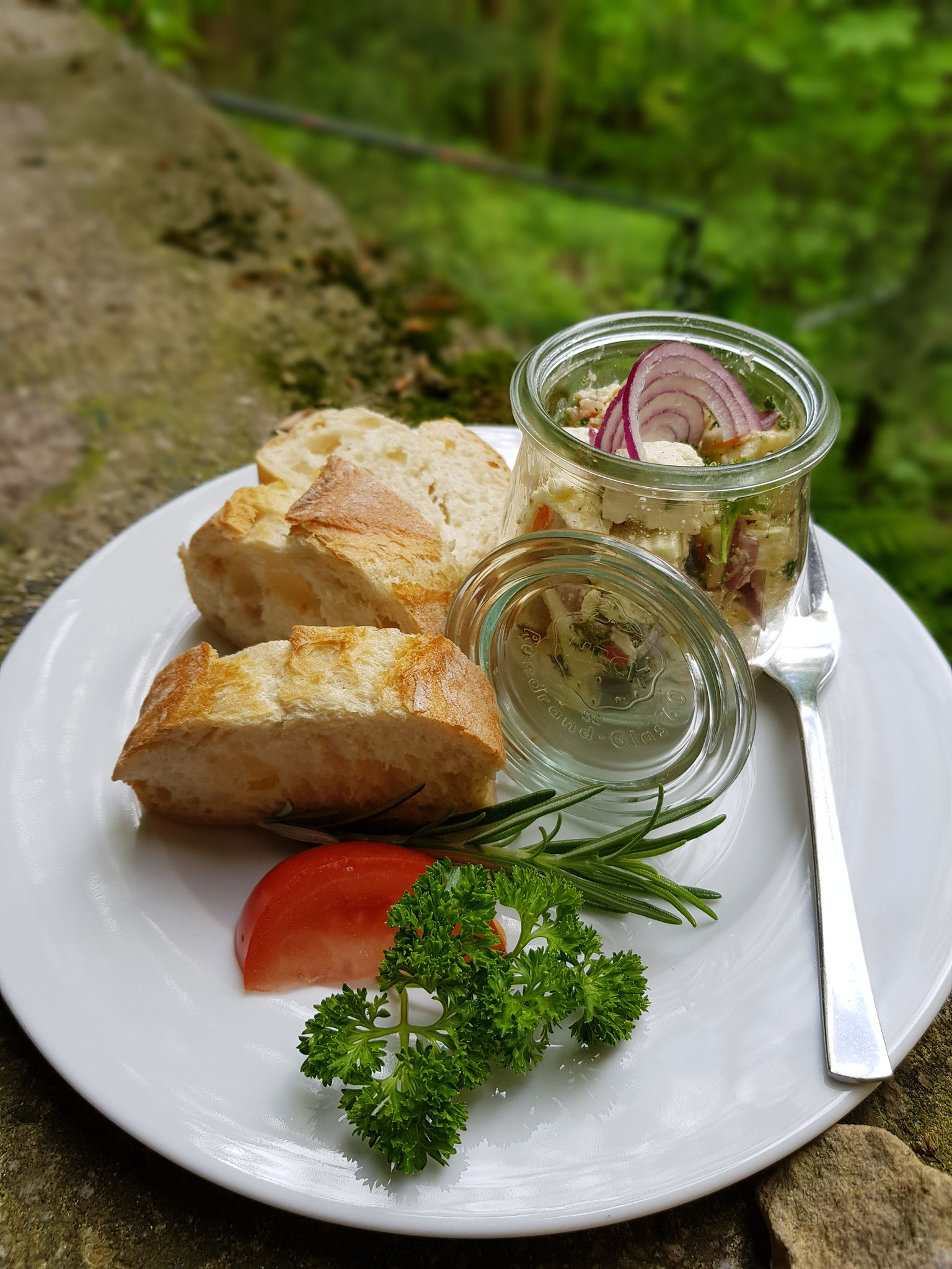 Eingelegter Hirtenkäse in Kräuter und Knoblauch