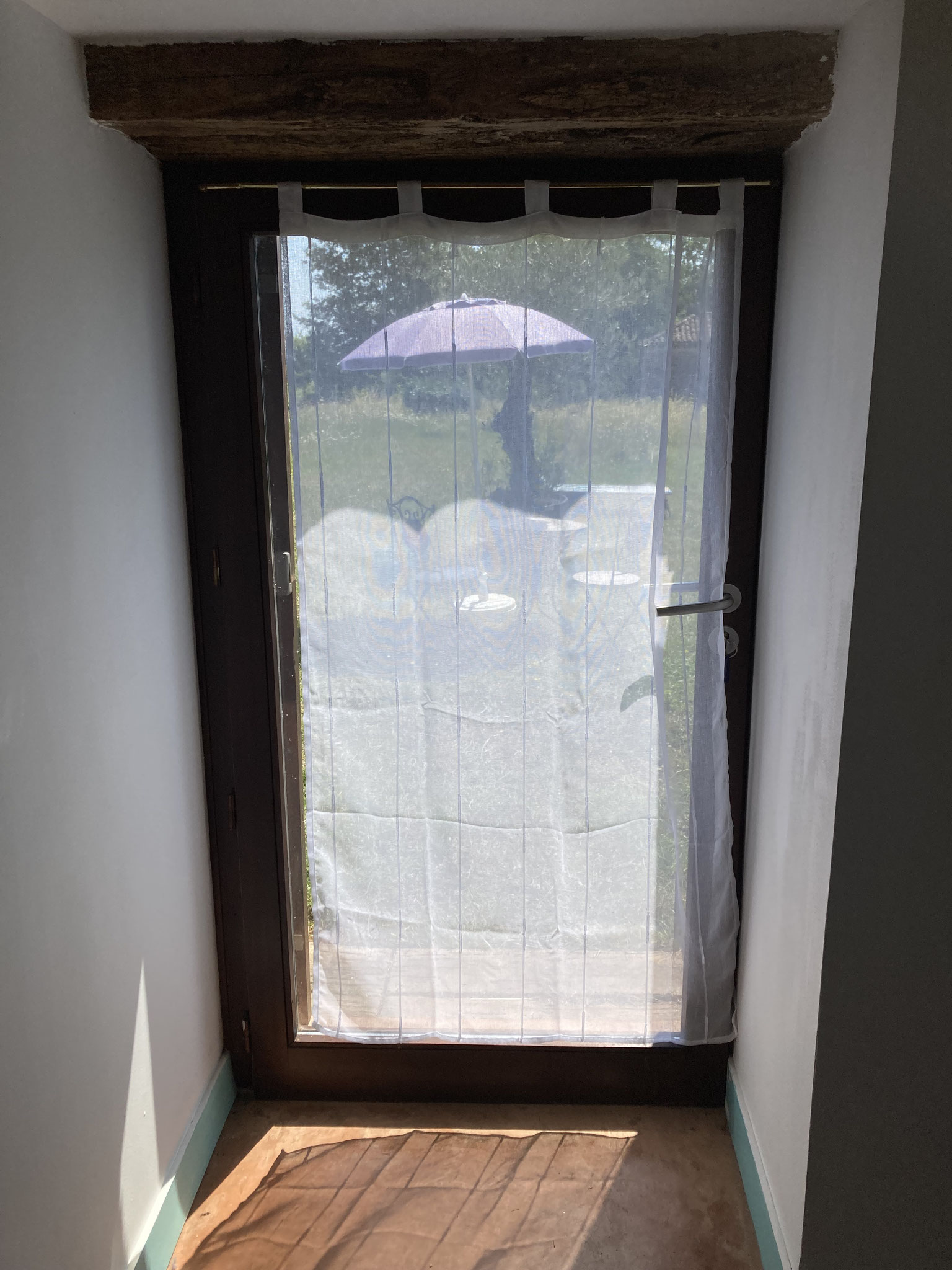 private entrance to Jade Vert leading to courtyard 