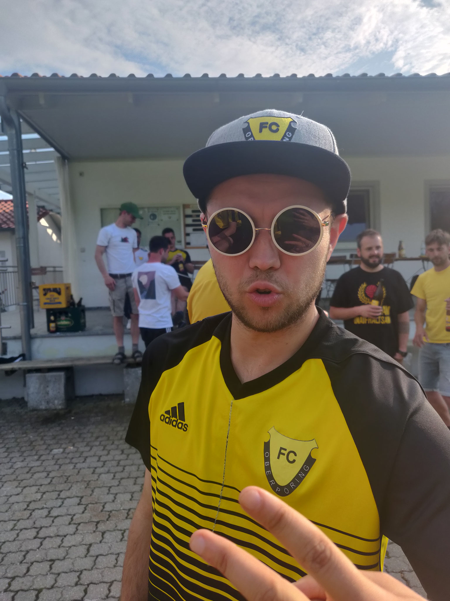 So sehen Sieger nach einer "Feiernacht" aus