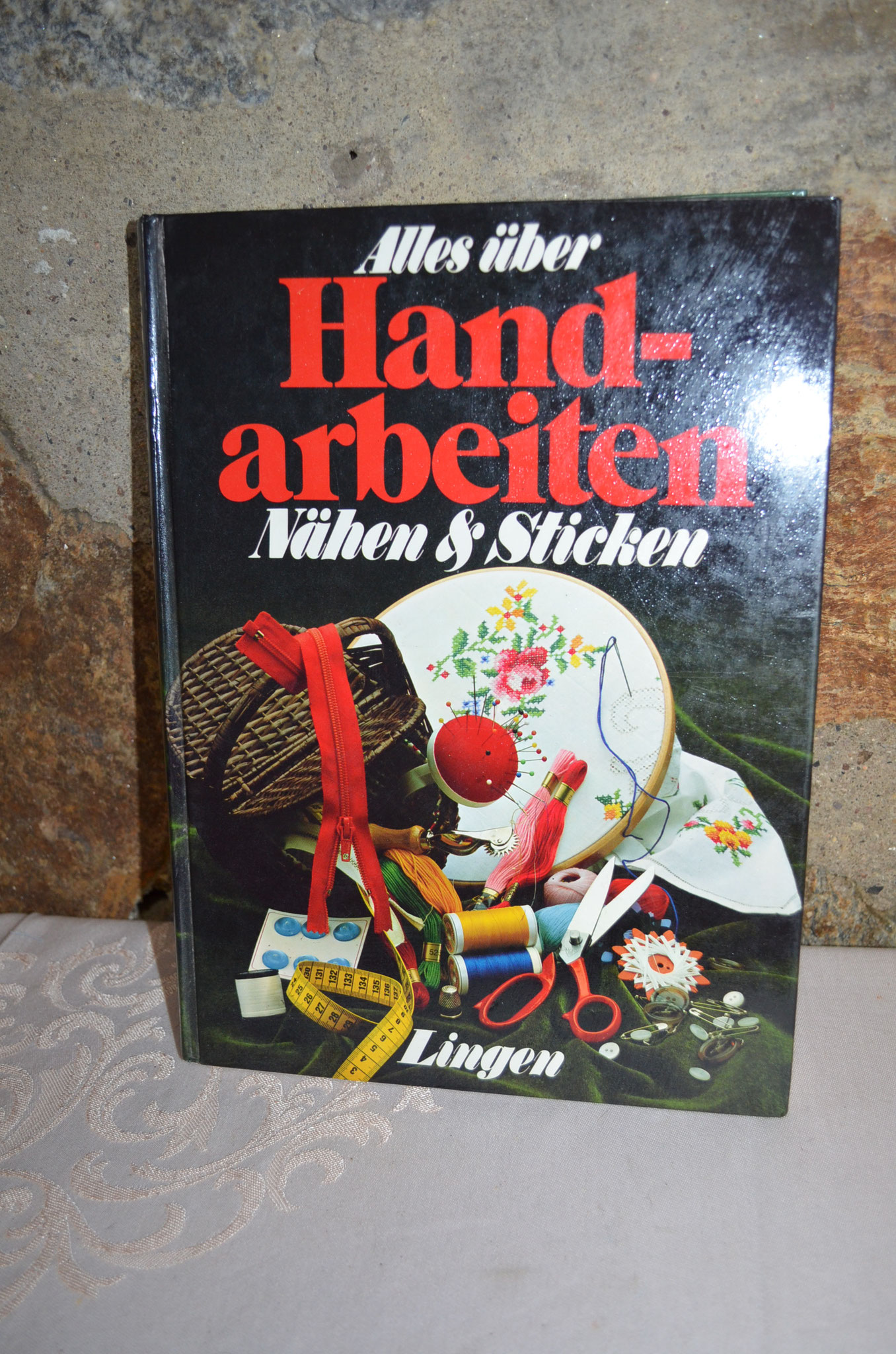 Buch von 1980. Alles über Handarbeiten. Nähen & Sticken. Reich bebildert mit vielen Anleitungen. 288 Seiten. Preis: 5,00 €