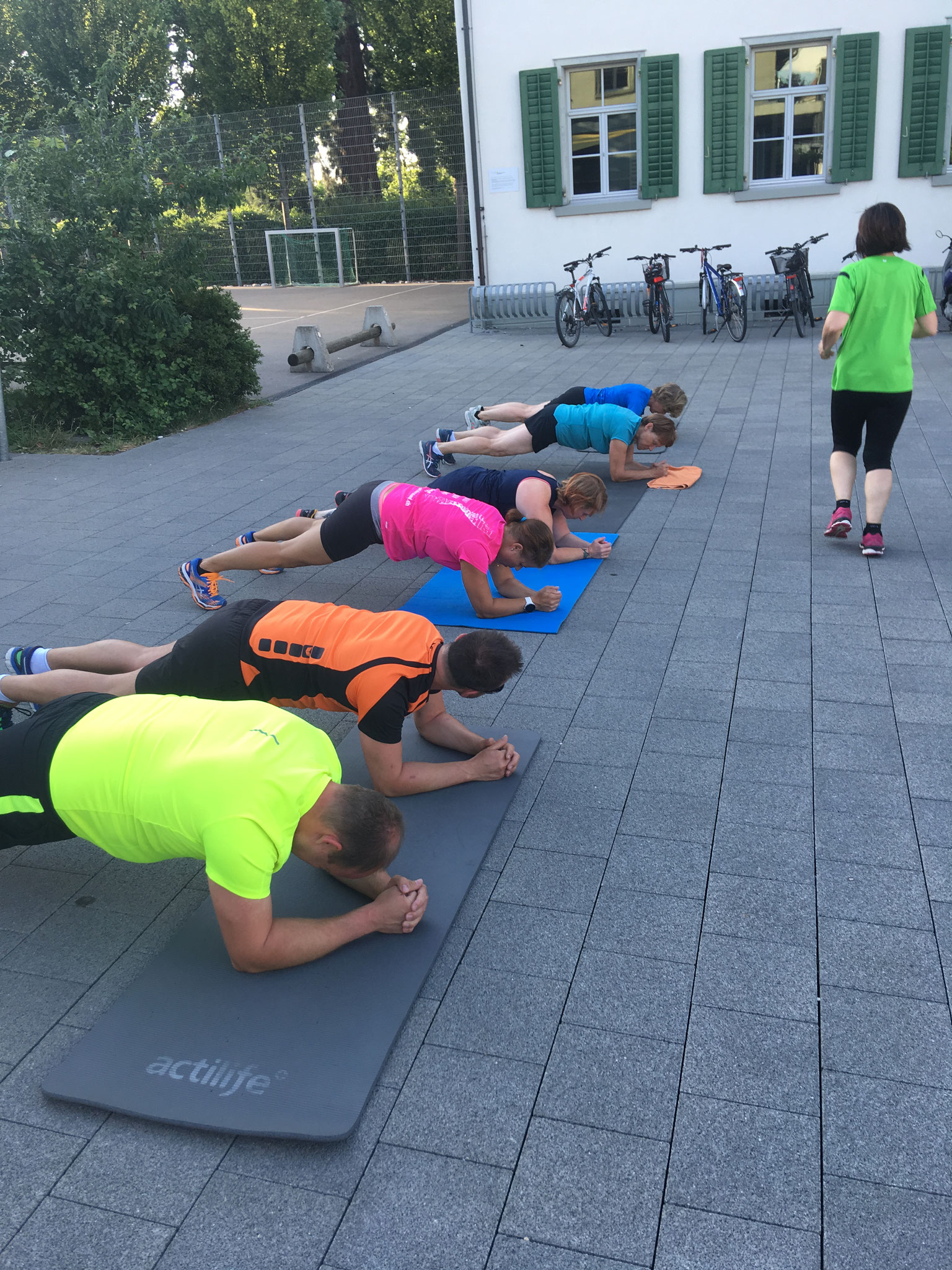 Gruppentraining, Bewegung, Ausdauer, Krafttraining, Outdoor