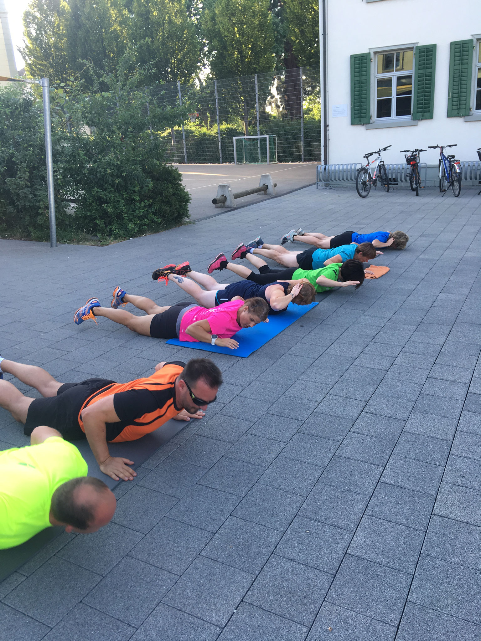 Gruppentraining, Bewegung, Ausdauer, Krafttraining, Outdoor