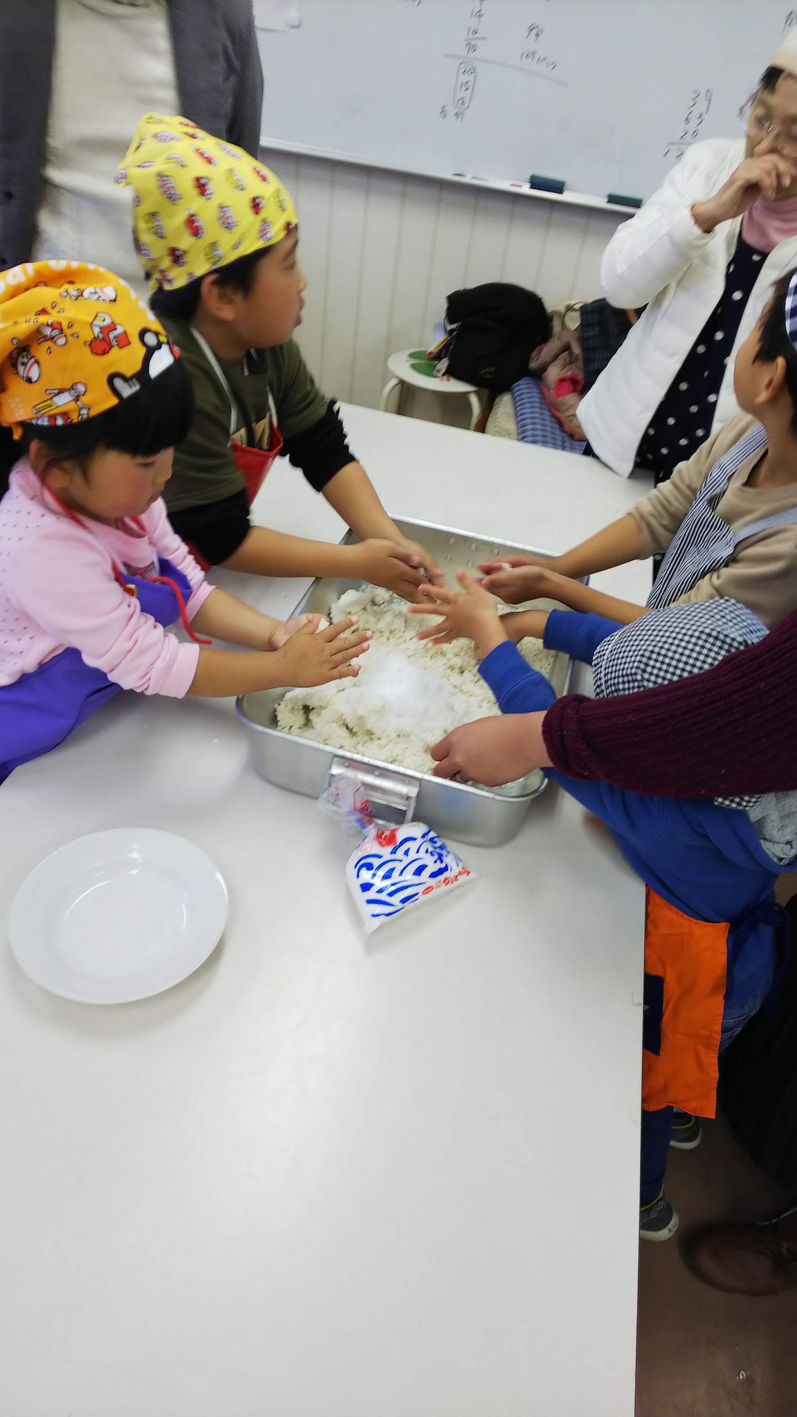 こちらは麹班！塩と麹をもみ合わせます～