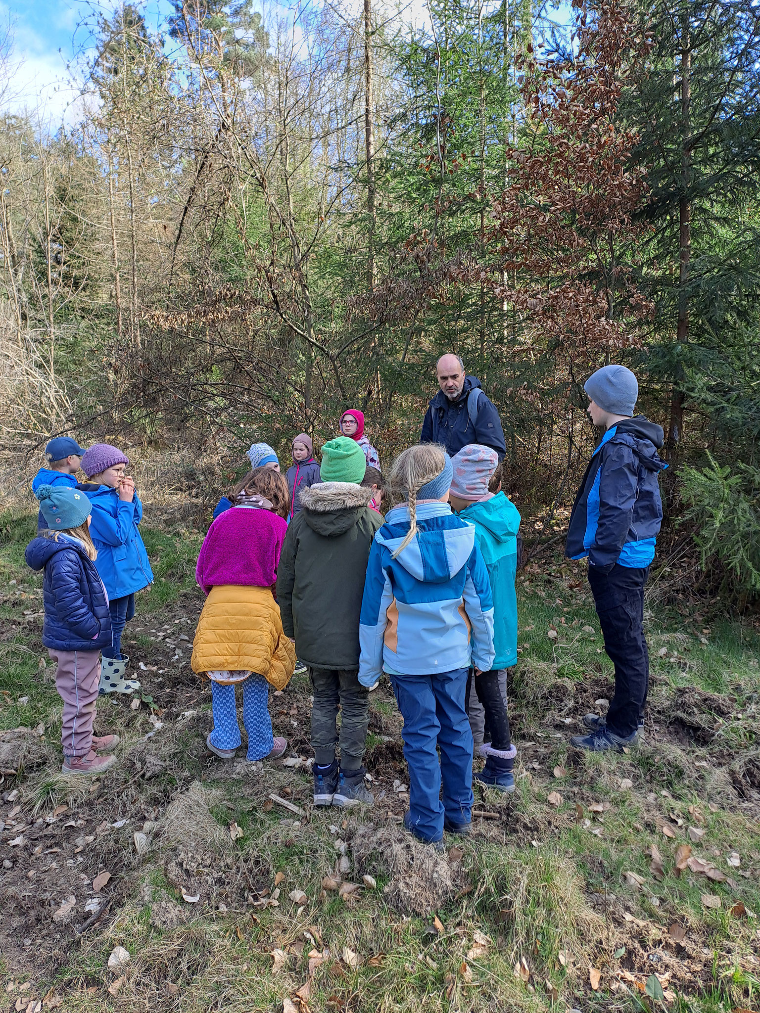  Olaf Kühnapfel mit den Waldkindern. – Foto: Bernd Grün