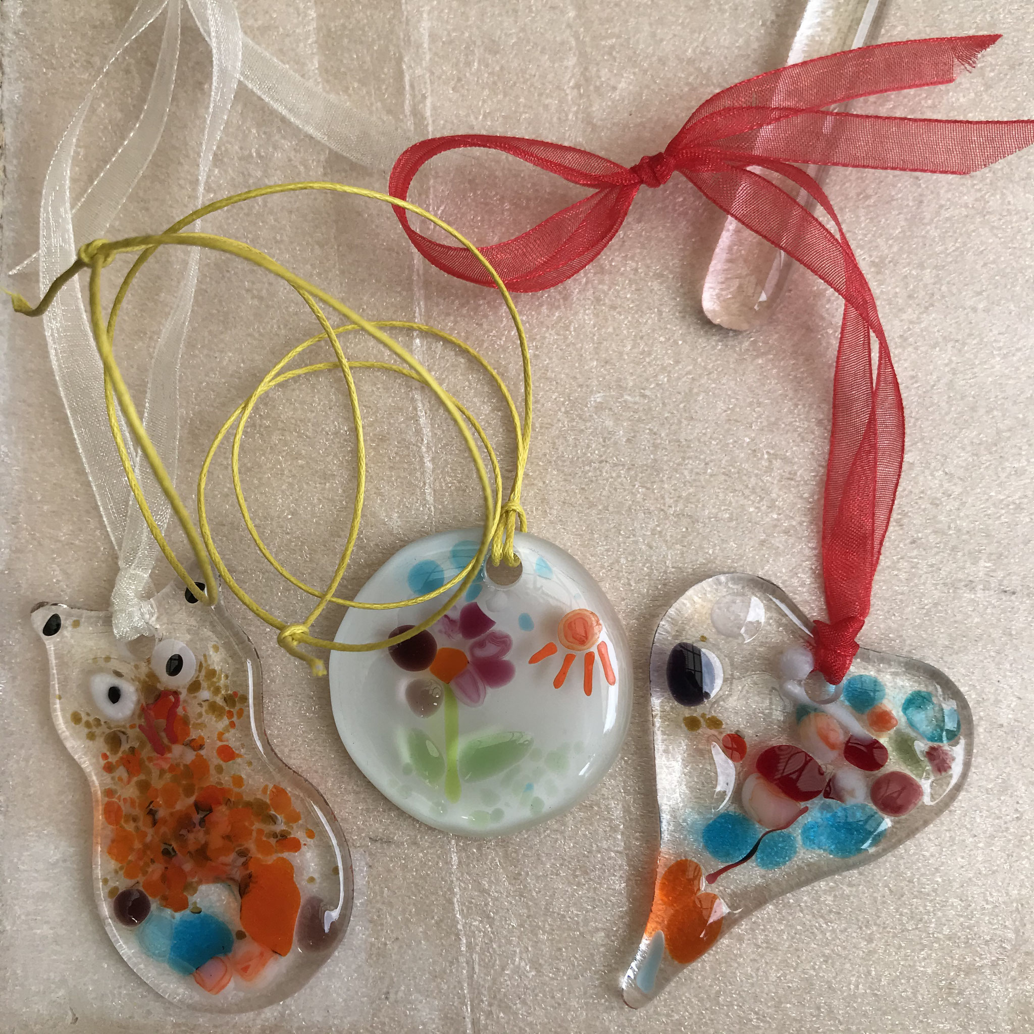 Süße Glaseule, farbenfrohes Glasherz und ein blumiges Schmuck- Amulett
