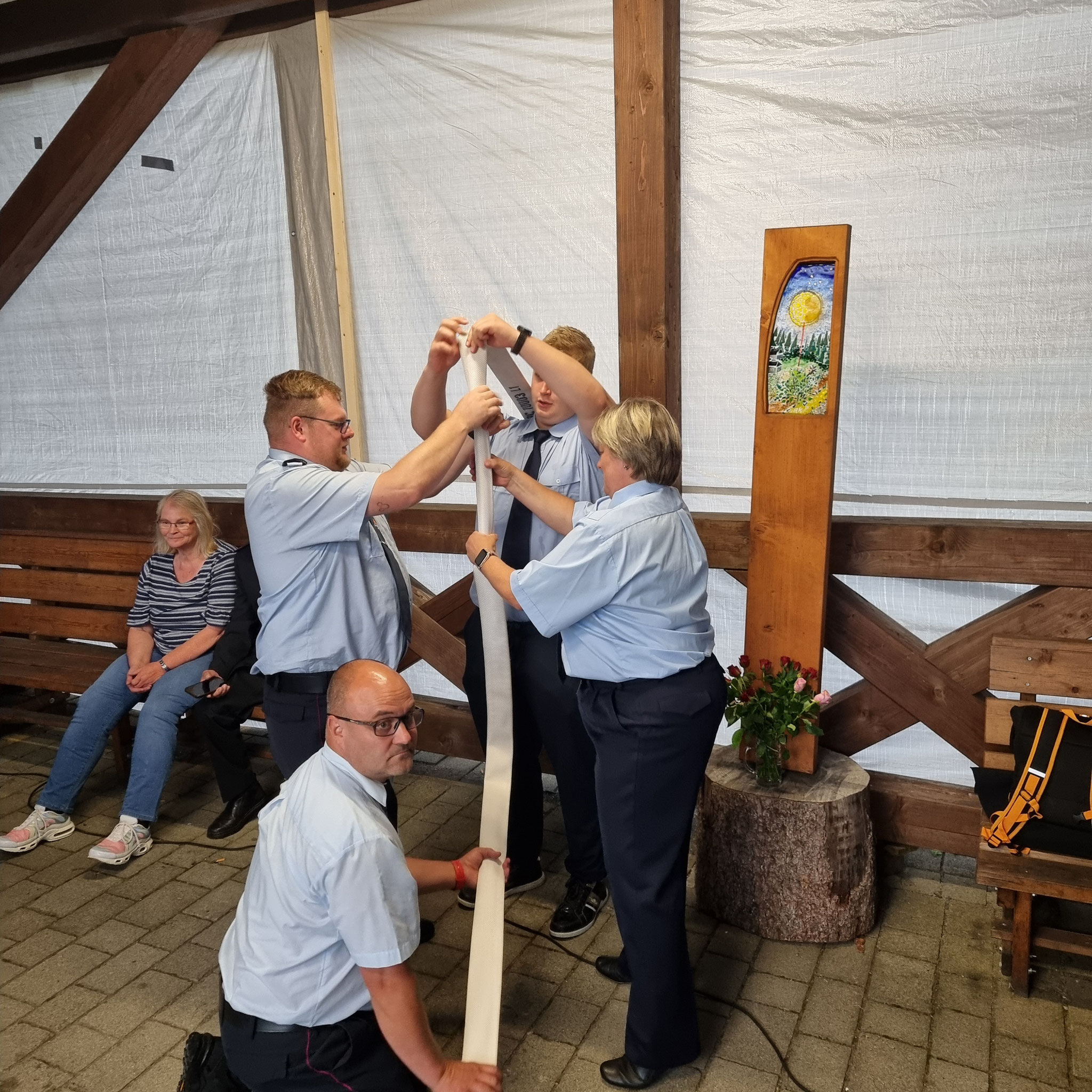Der Ball muss durch den Schlauch