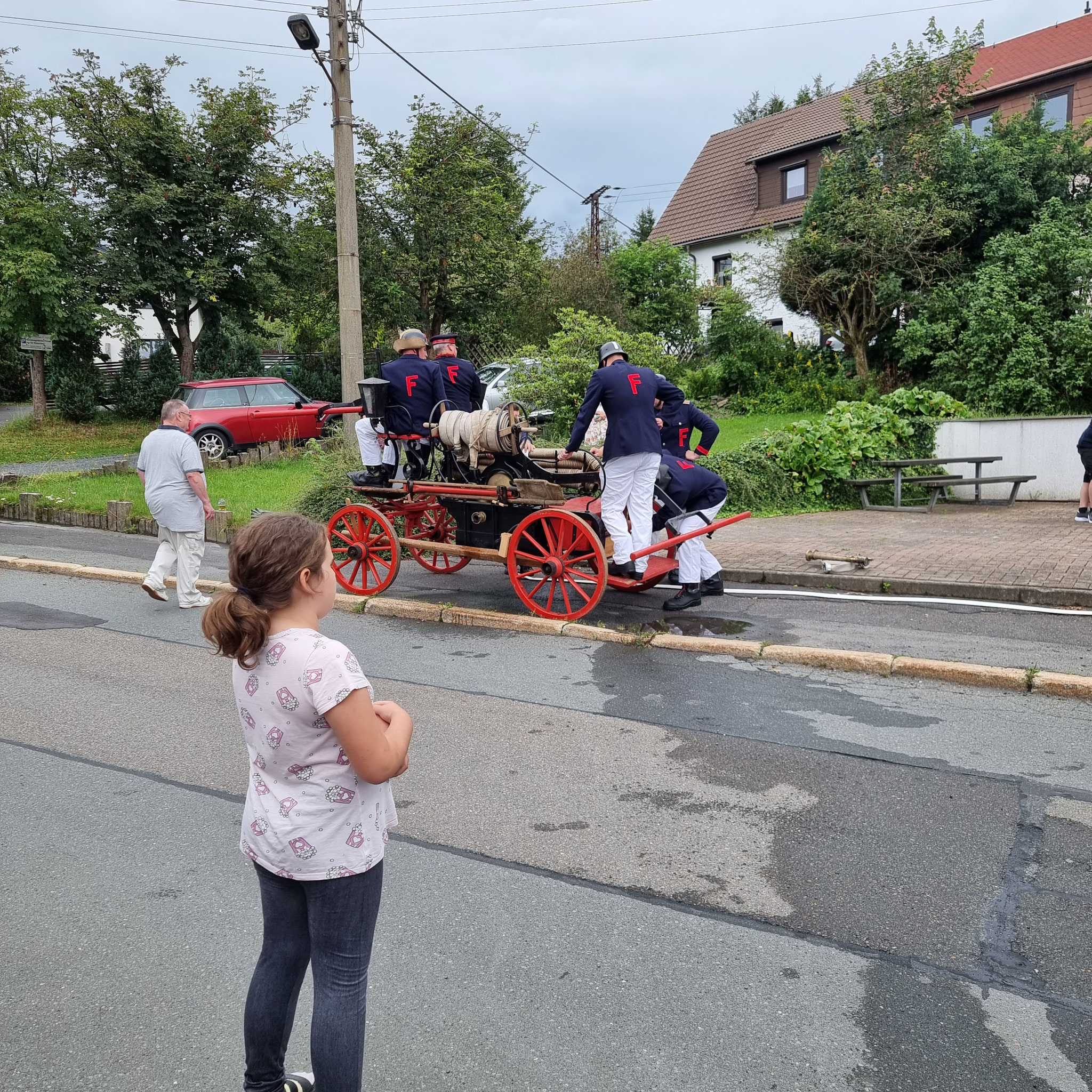 parktische Vorführung der Brandbekämpfung vor 100 Jahren