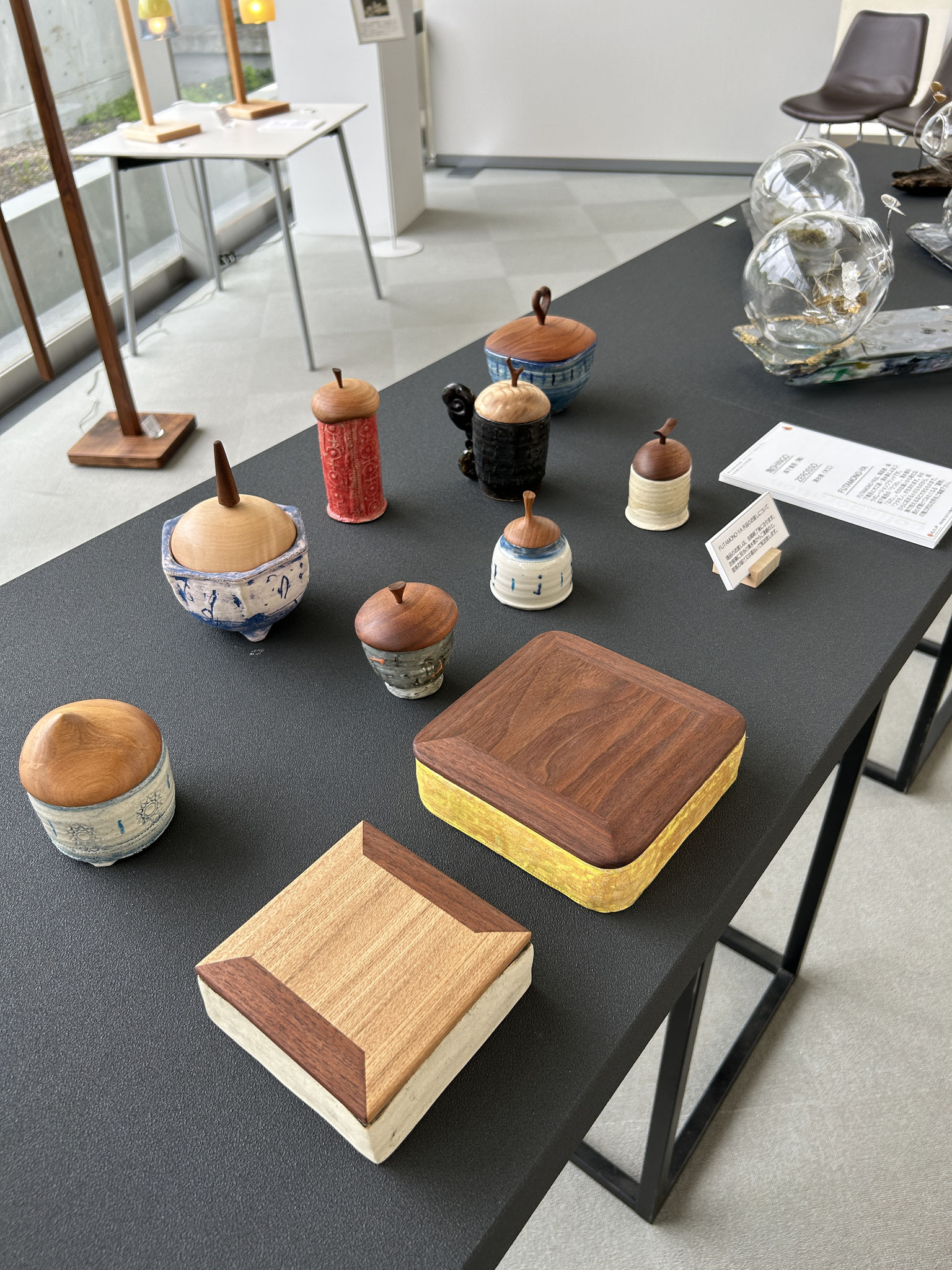 杜の作家たちのコラボ作品展　於　平山郁夫シルクロード美術館２階カフェキャラバンサライ。　八ヶ岳の家具工房ZEROSSO。