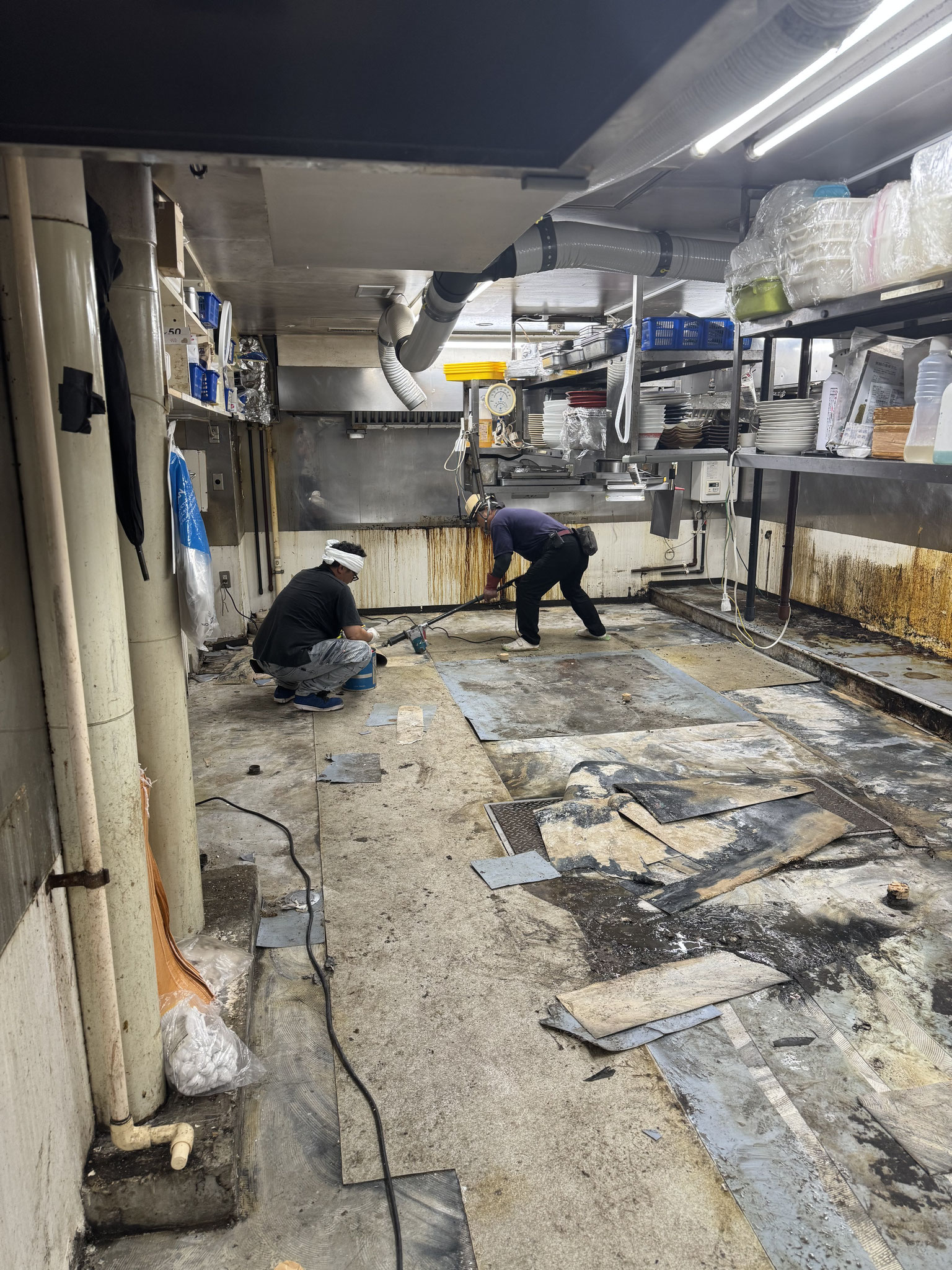 床剥がし　厨房機器撤去後