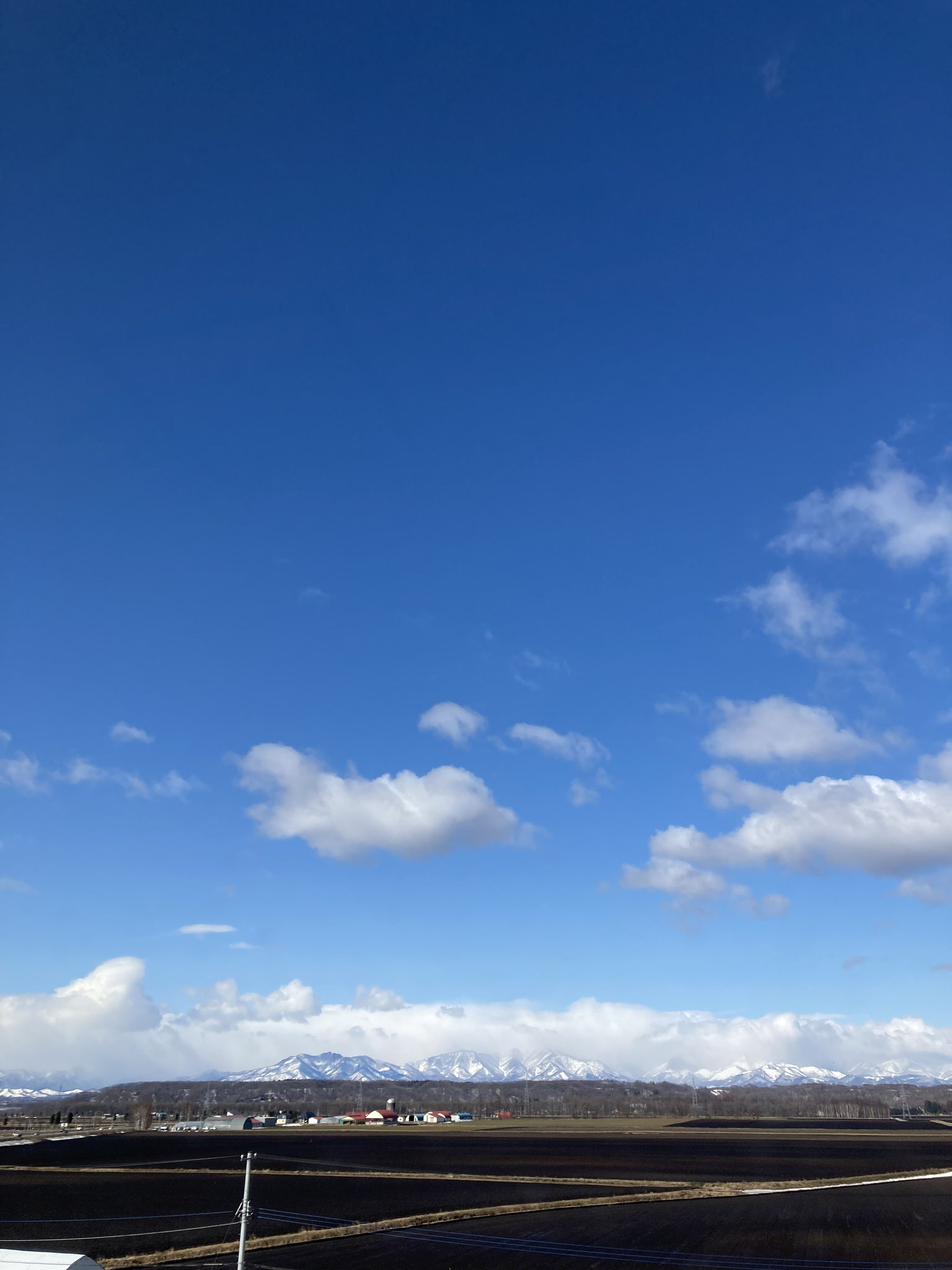 日高山脈の山並みが残雪で浮かび上がります。
