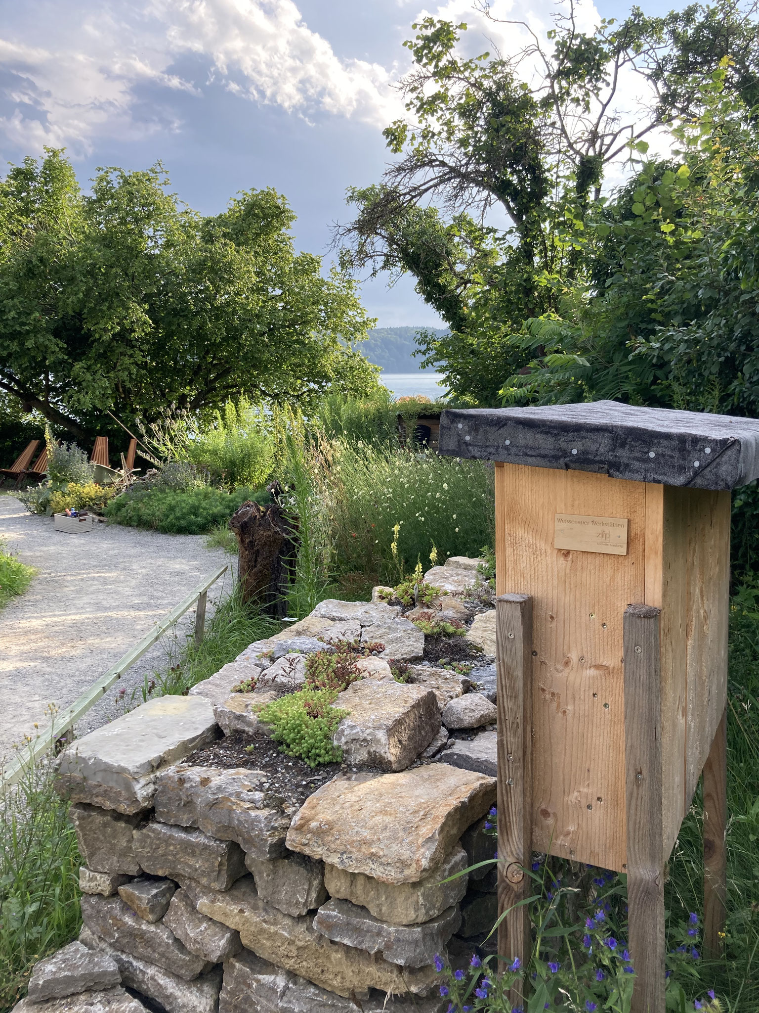 Insektennisthilfe, Trockenmauer und Sichtfenster zum See