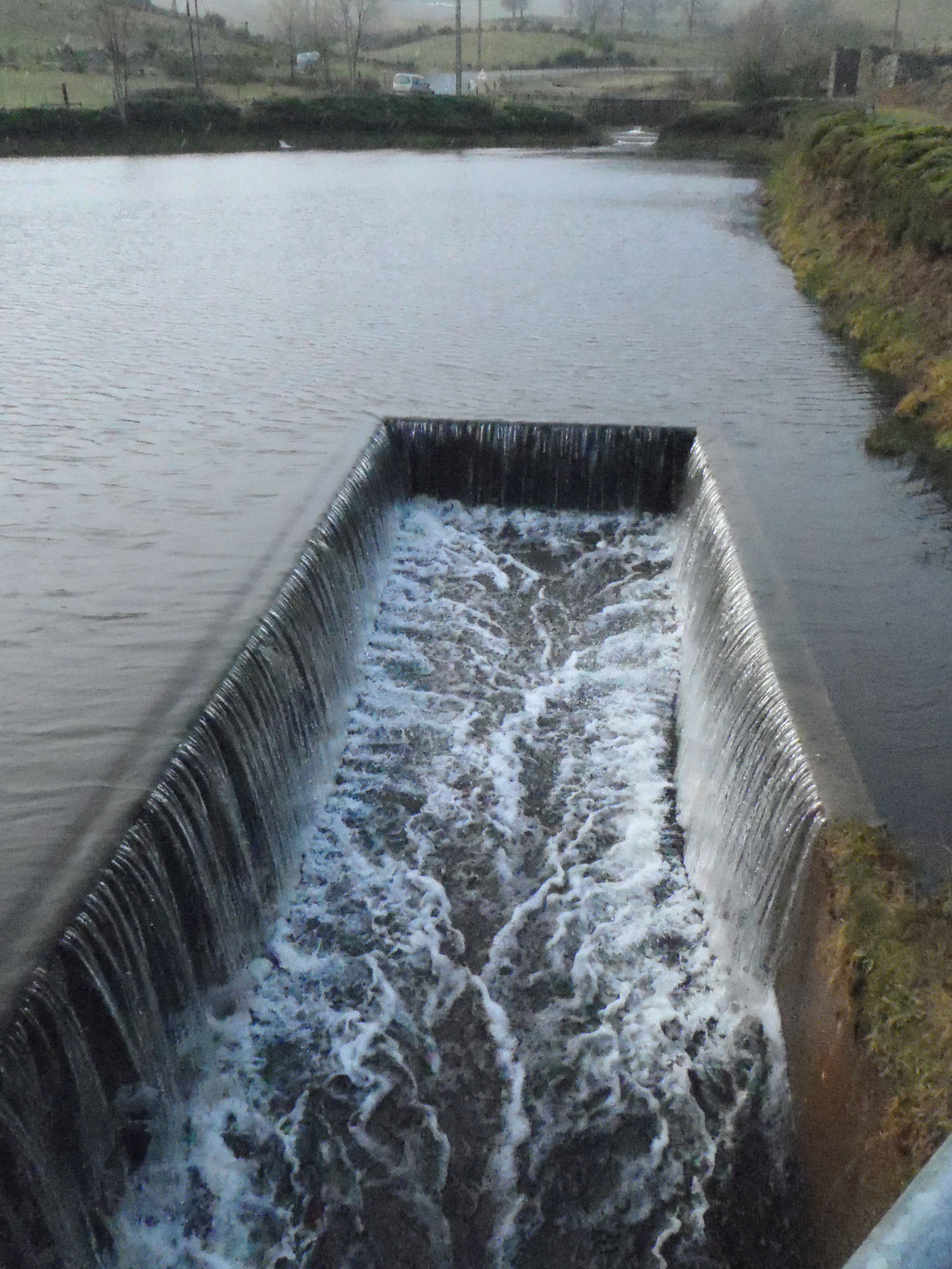 Le déversoir du pla d'eau des Champas, avec un "gros"débit