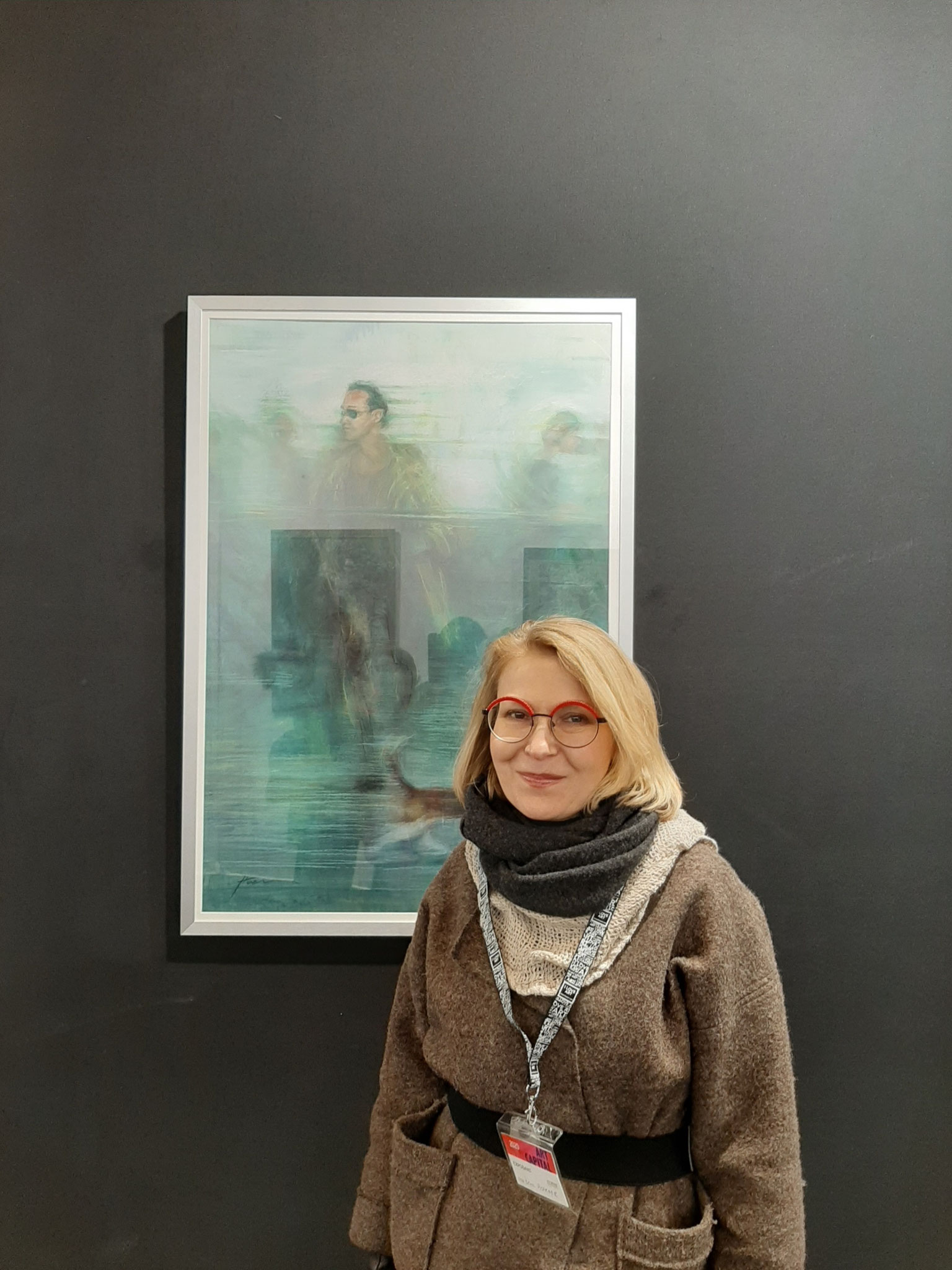 Irina devant un de ses tableaux récents