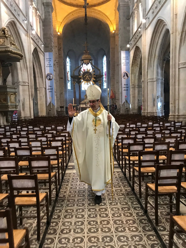 L'évêque bénit les portraits des paroissiens